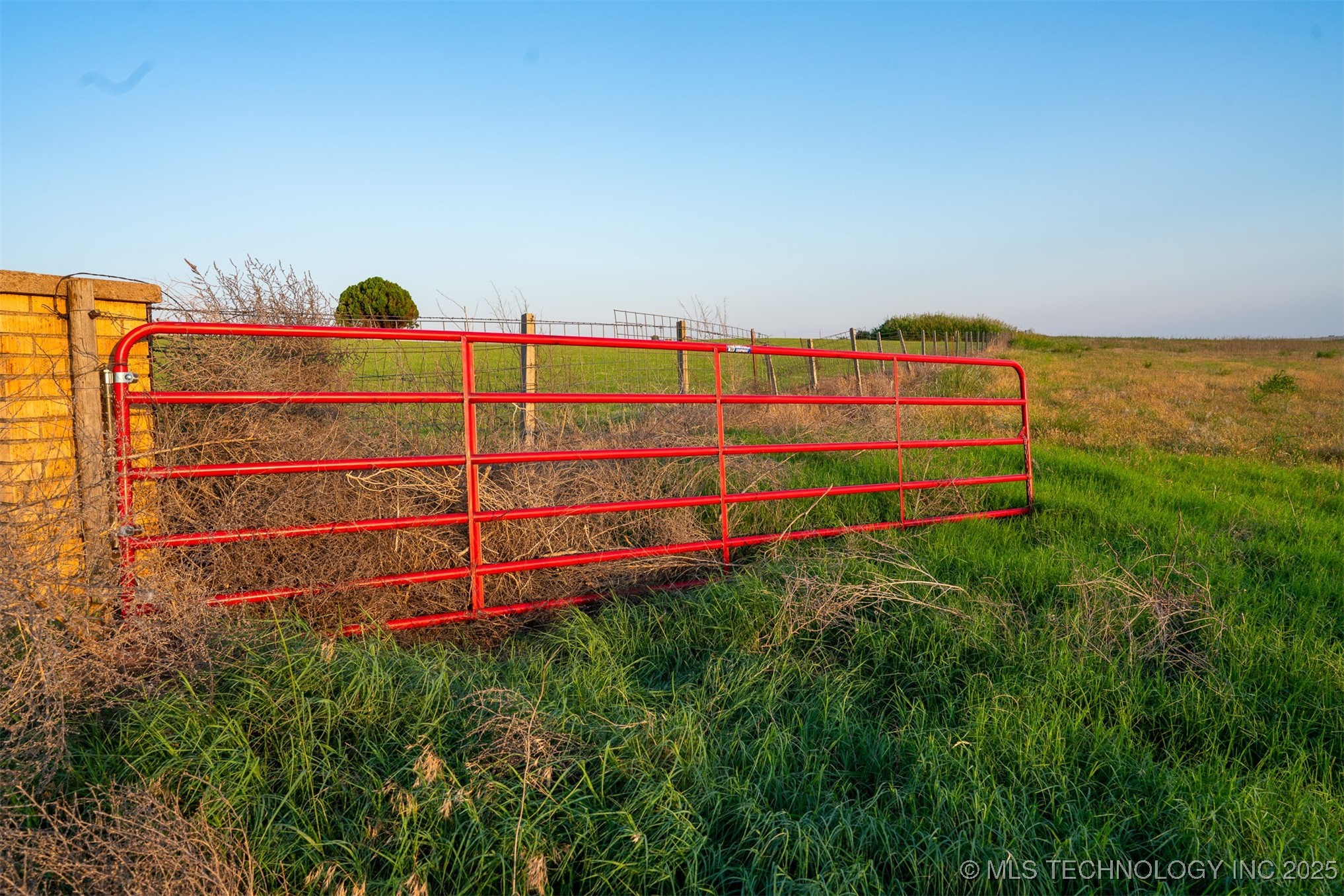 1 E 650 Road Property Photo 4
