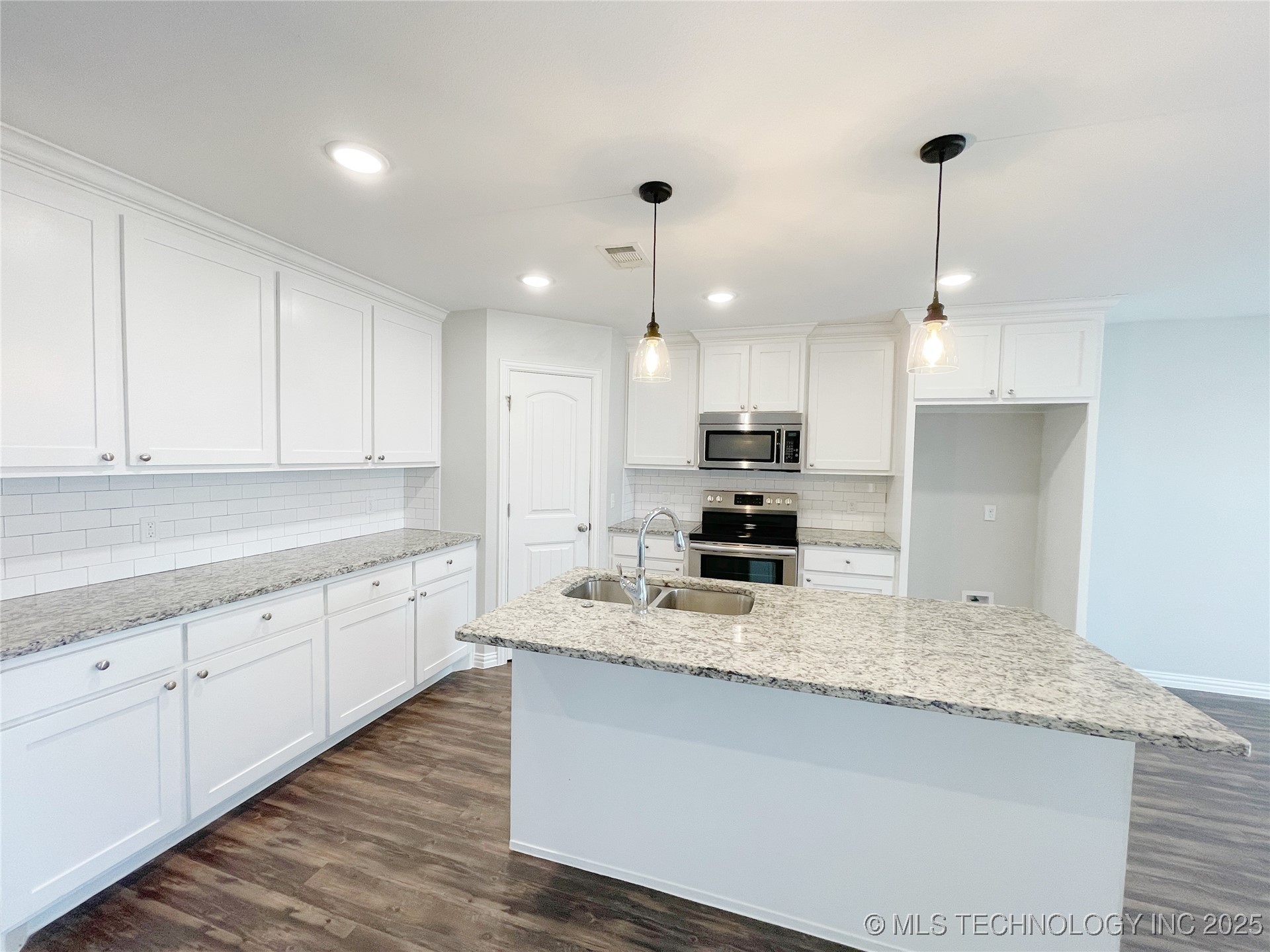 166 Paris Avenue Property Photo 6