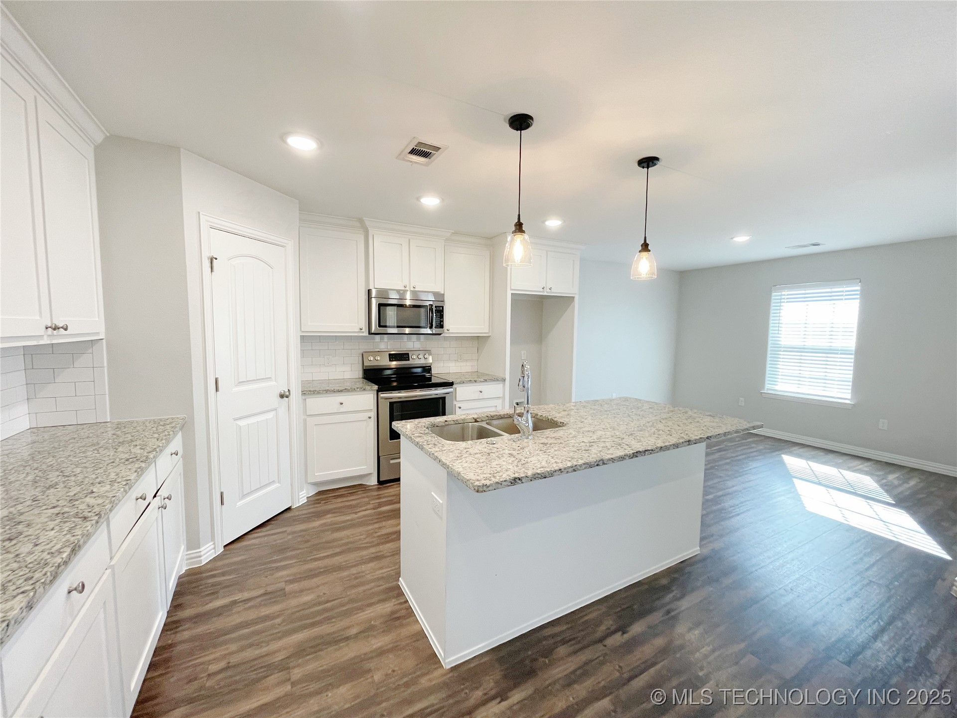 166 Paris Avenue Property Photo 7