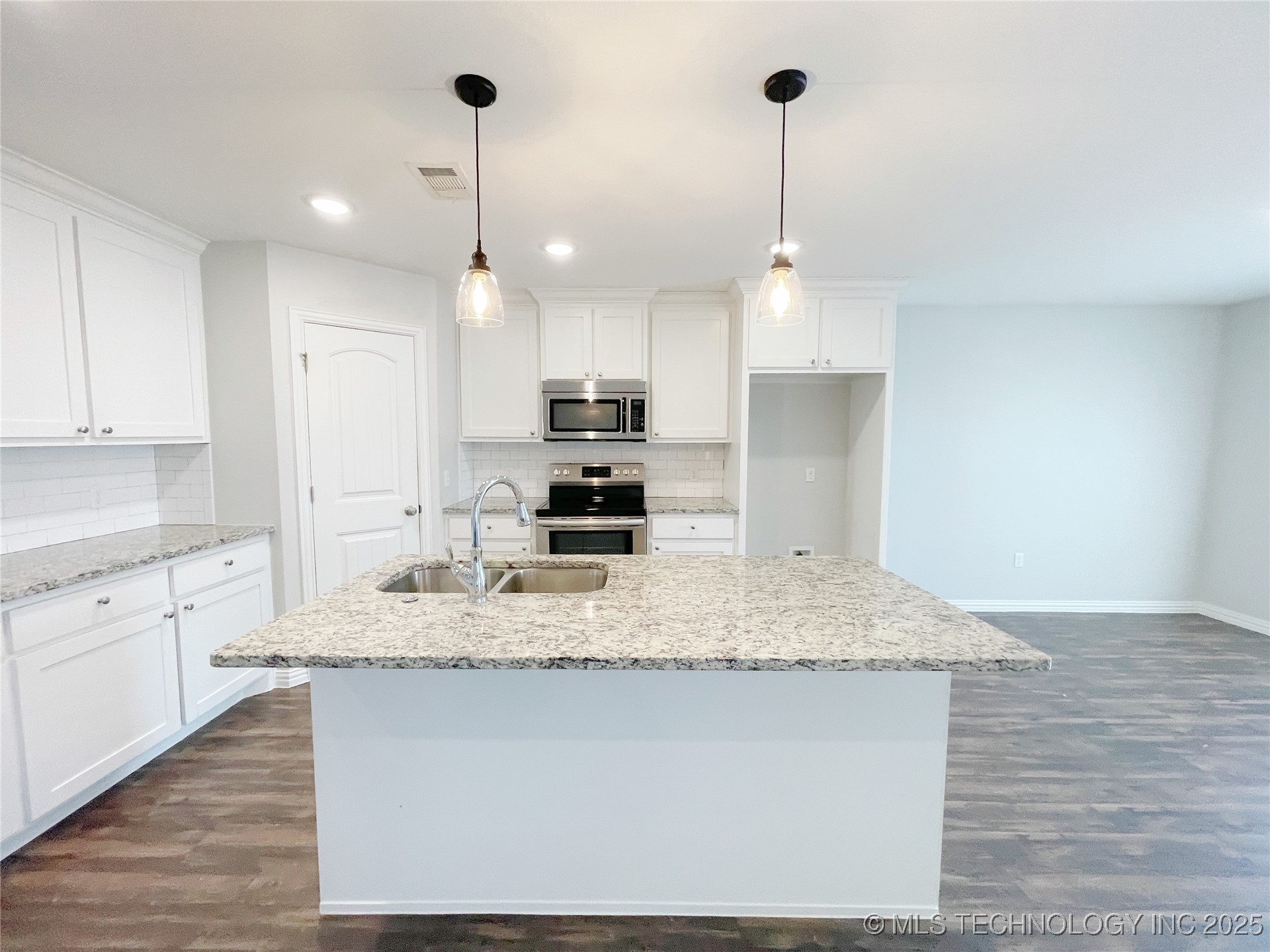 166 Paris Avenue Property Photo 8