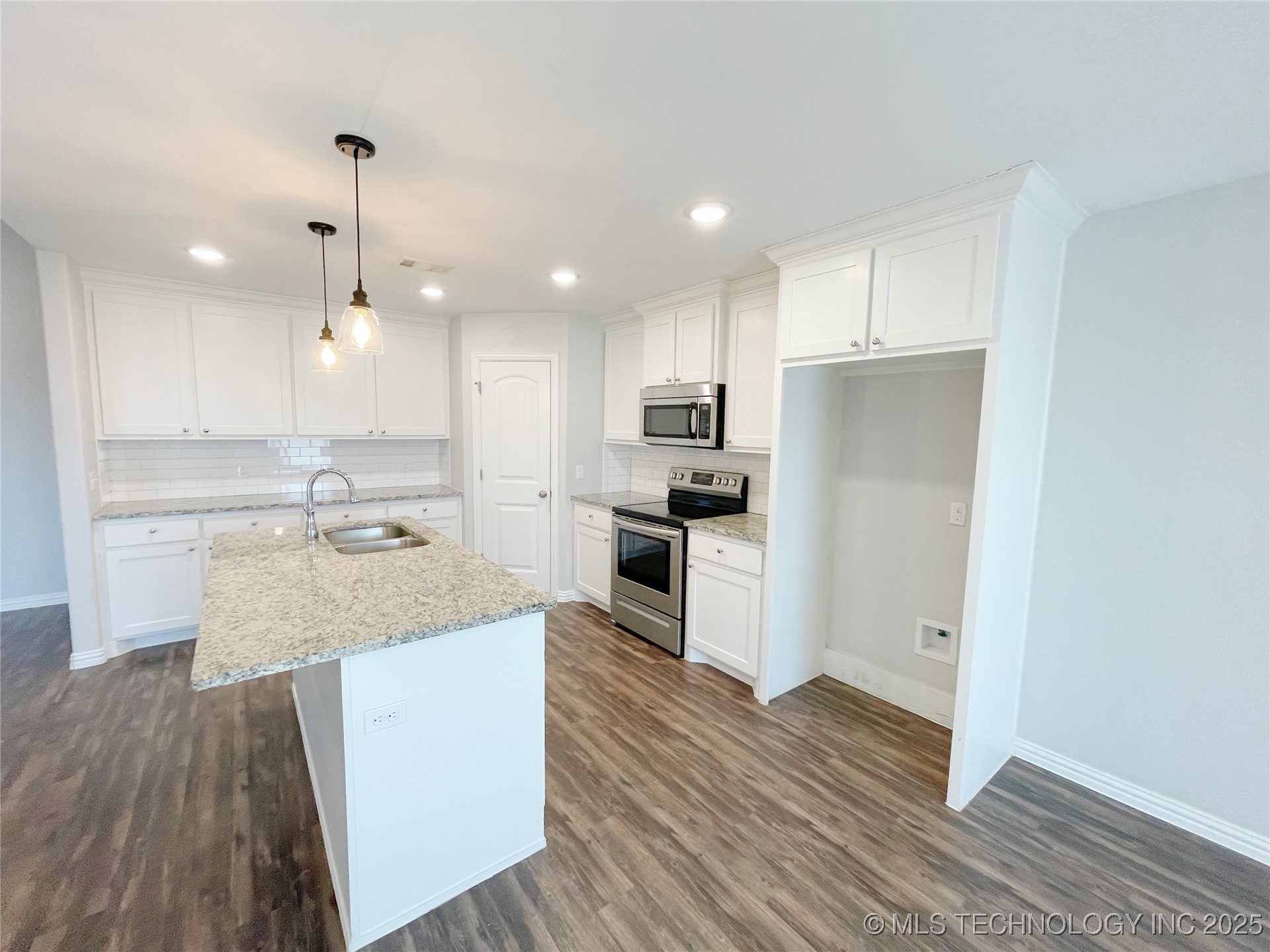 166 Paris Avenue Property Photo 9