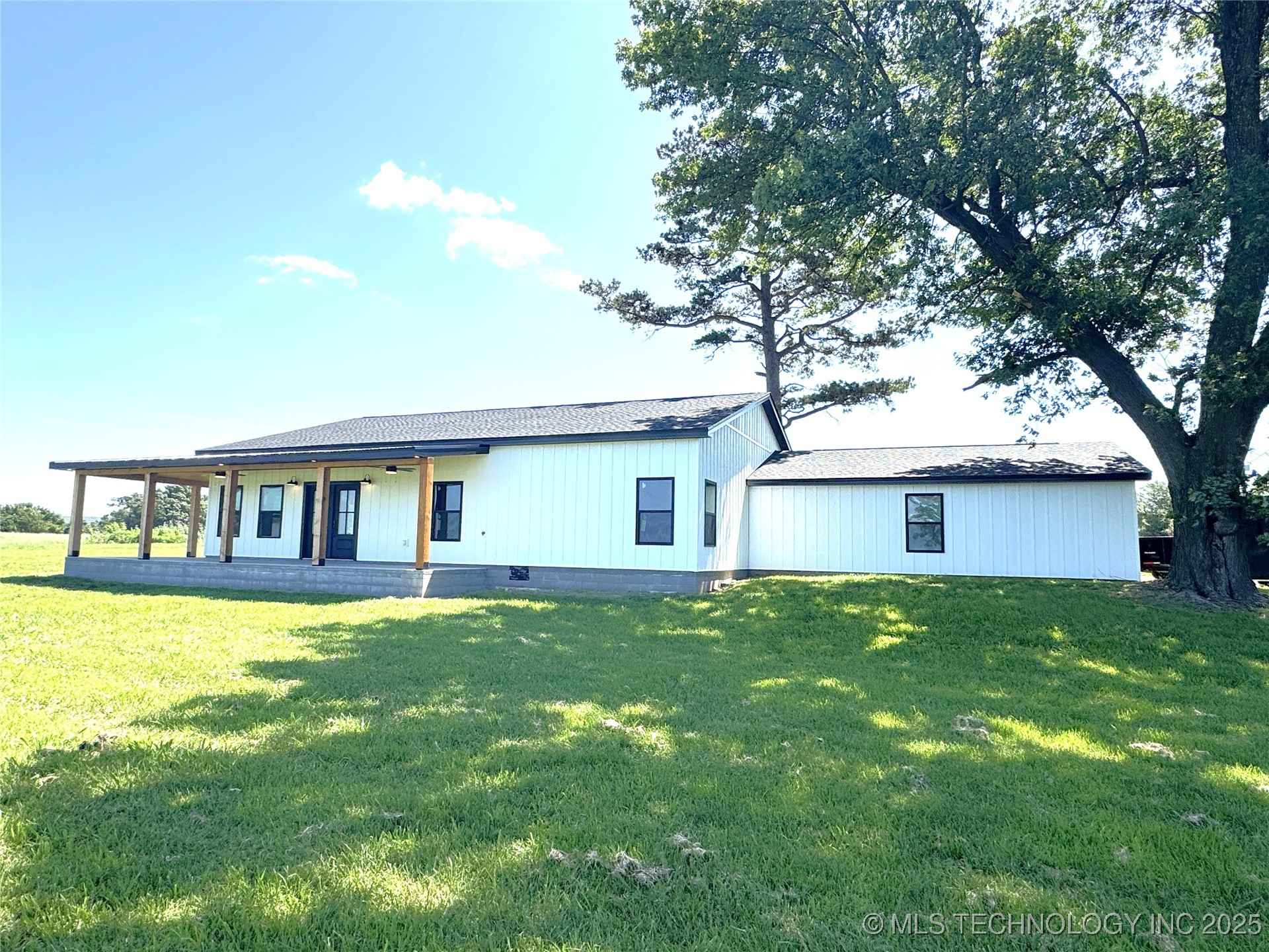 22372 North Road Property Photo 1