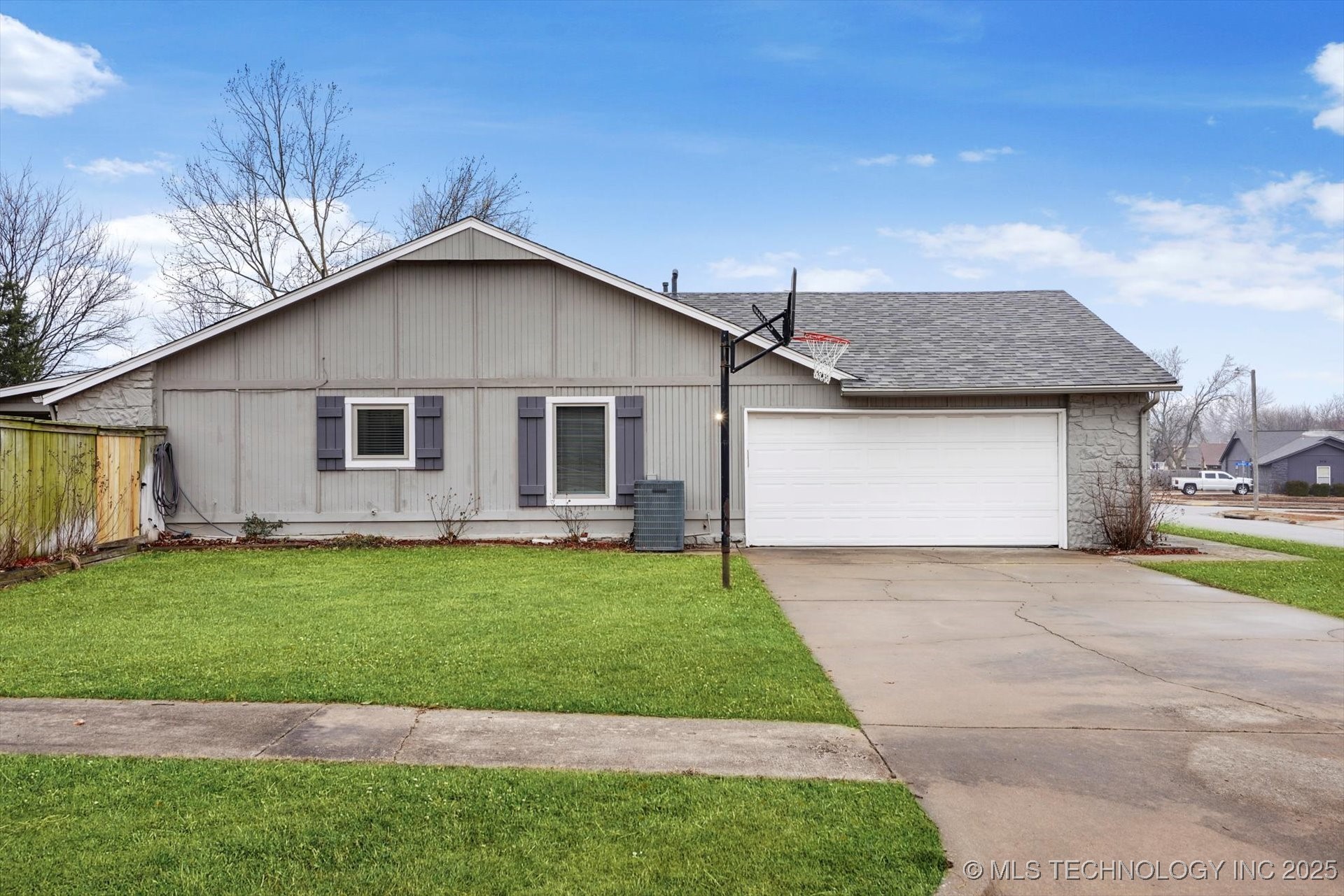 1601 W Phoenix Place Property Photo 4