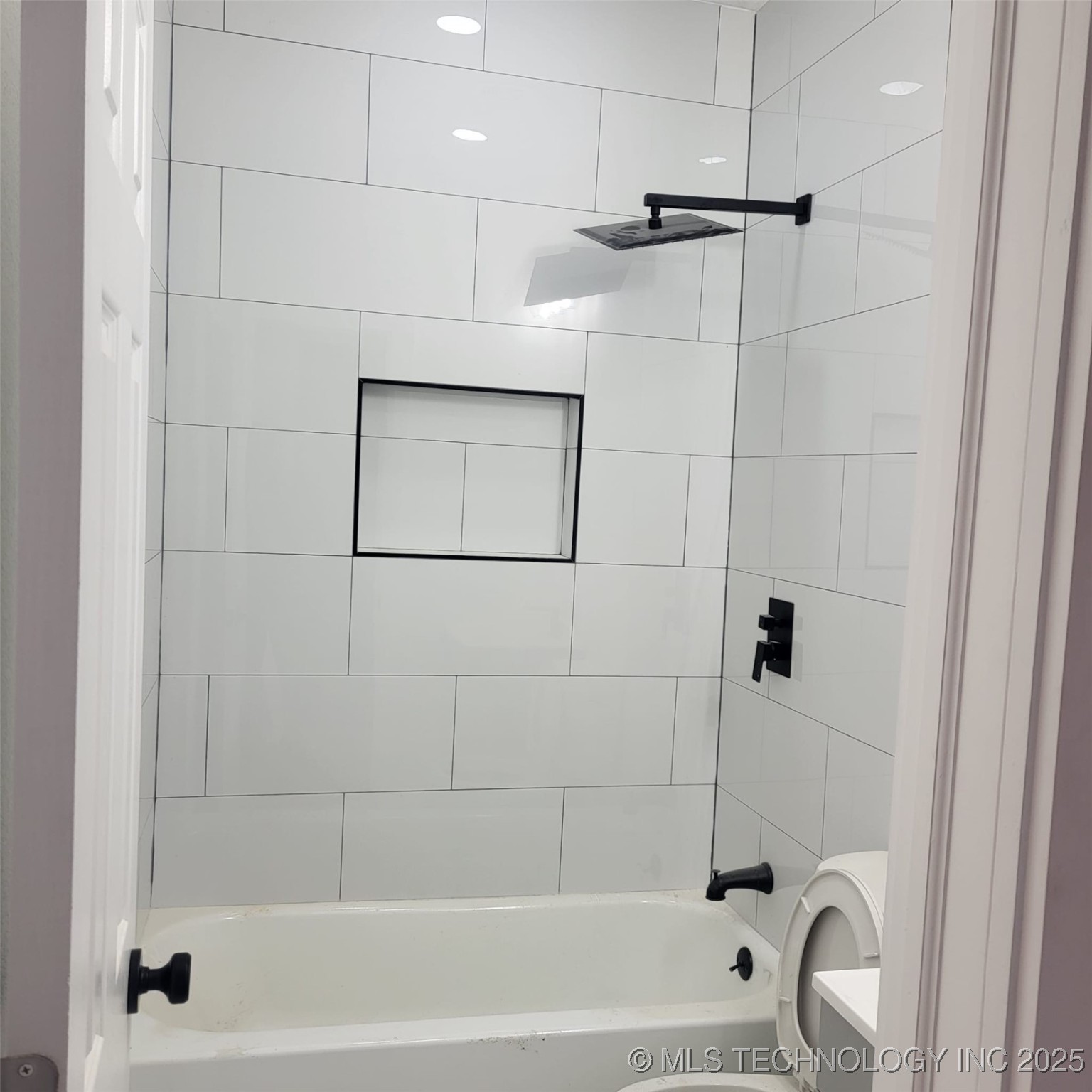 19 N Union Avenue Property Photo 6