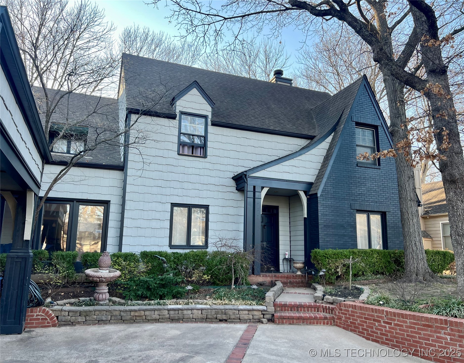 8918 S Lakewood Avenue Property Photo