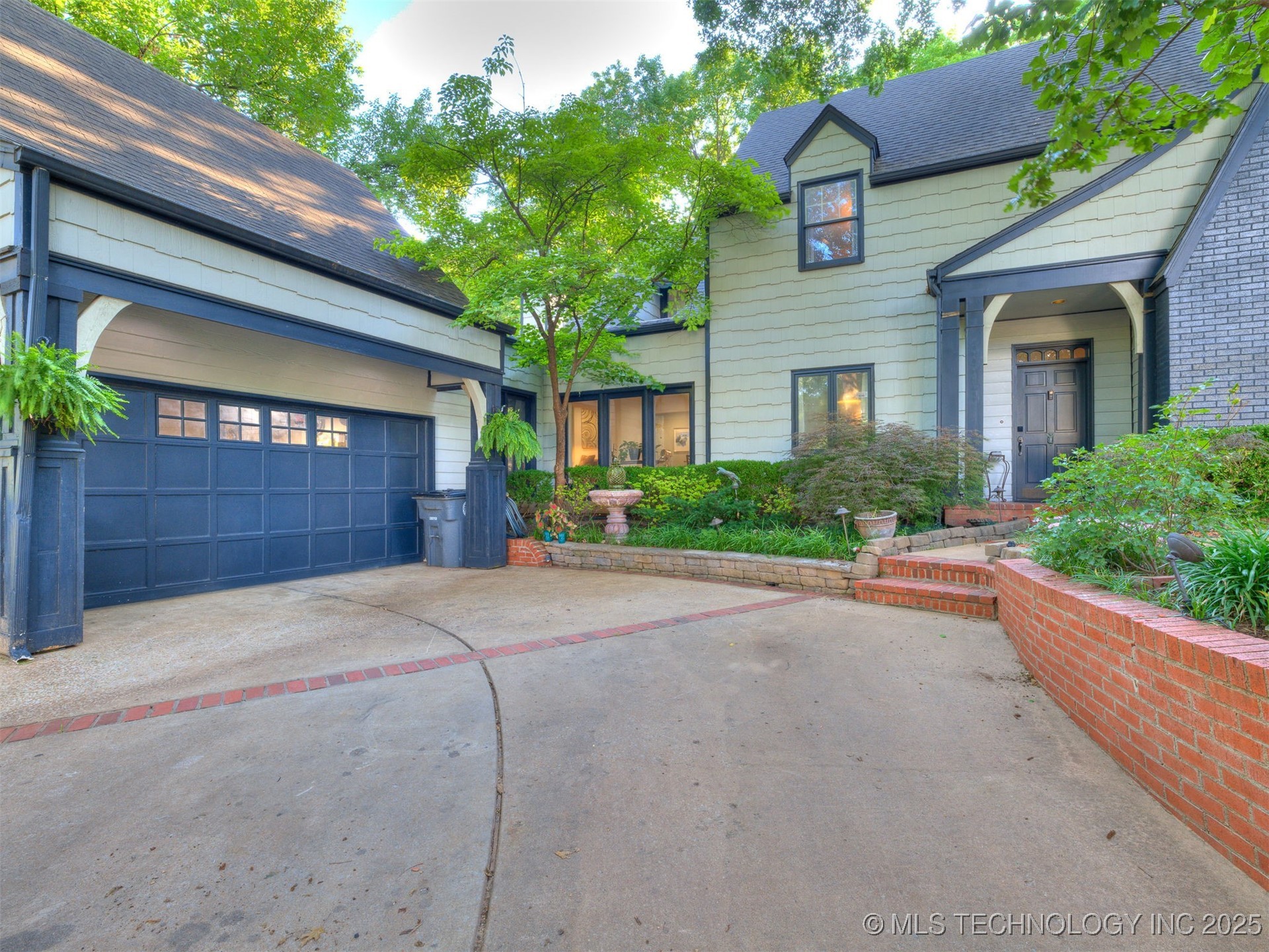 8918 S Lakewood Avenue Property Photo 1