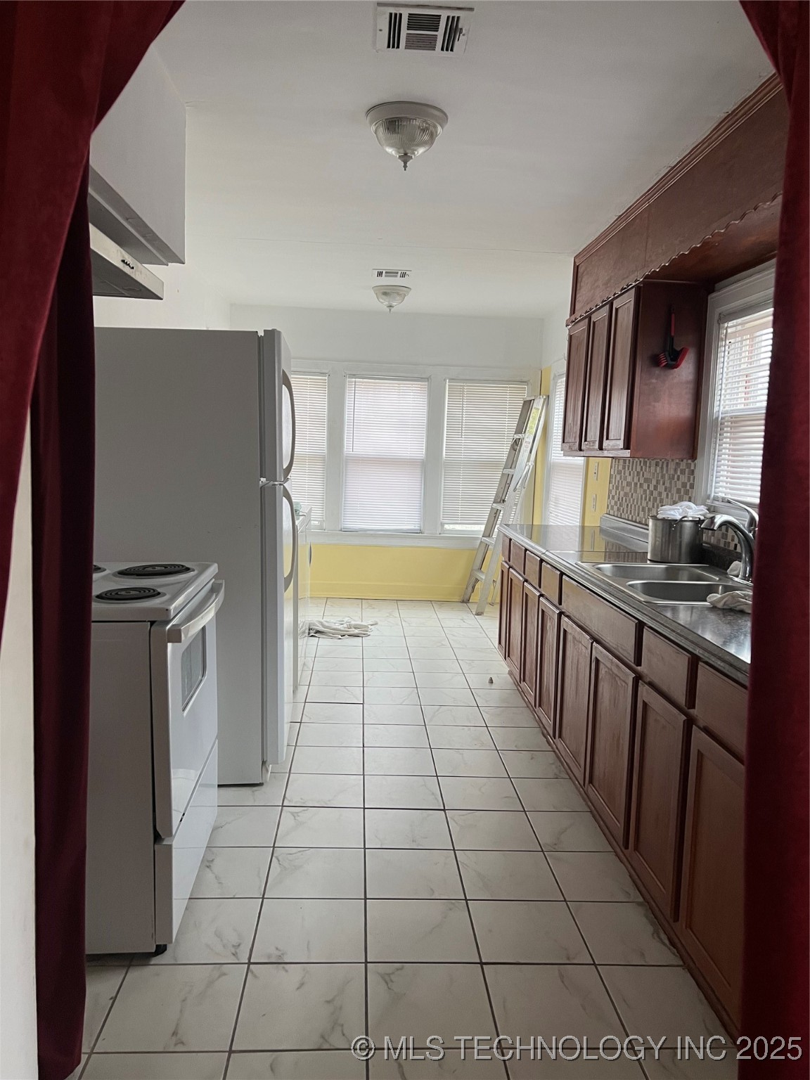704 S Main Street Property Photo 3