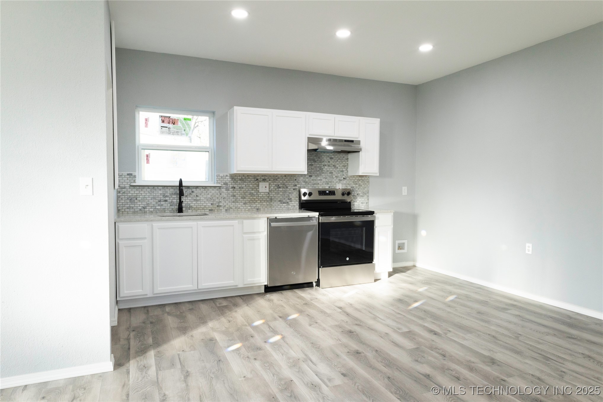 2439 S Gary Place Property Photo 4
