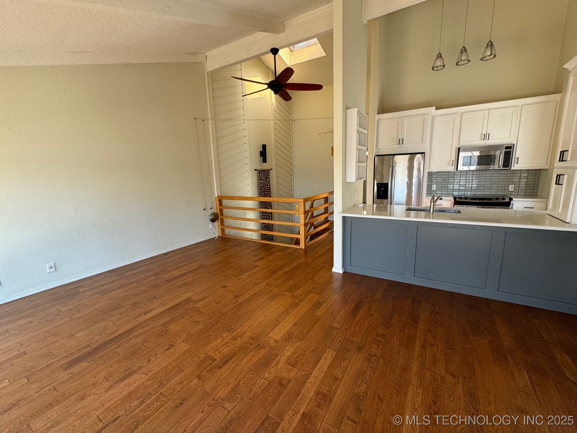 1527 S Riverside Drive 1527 Property Photo 6