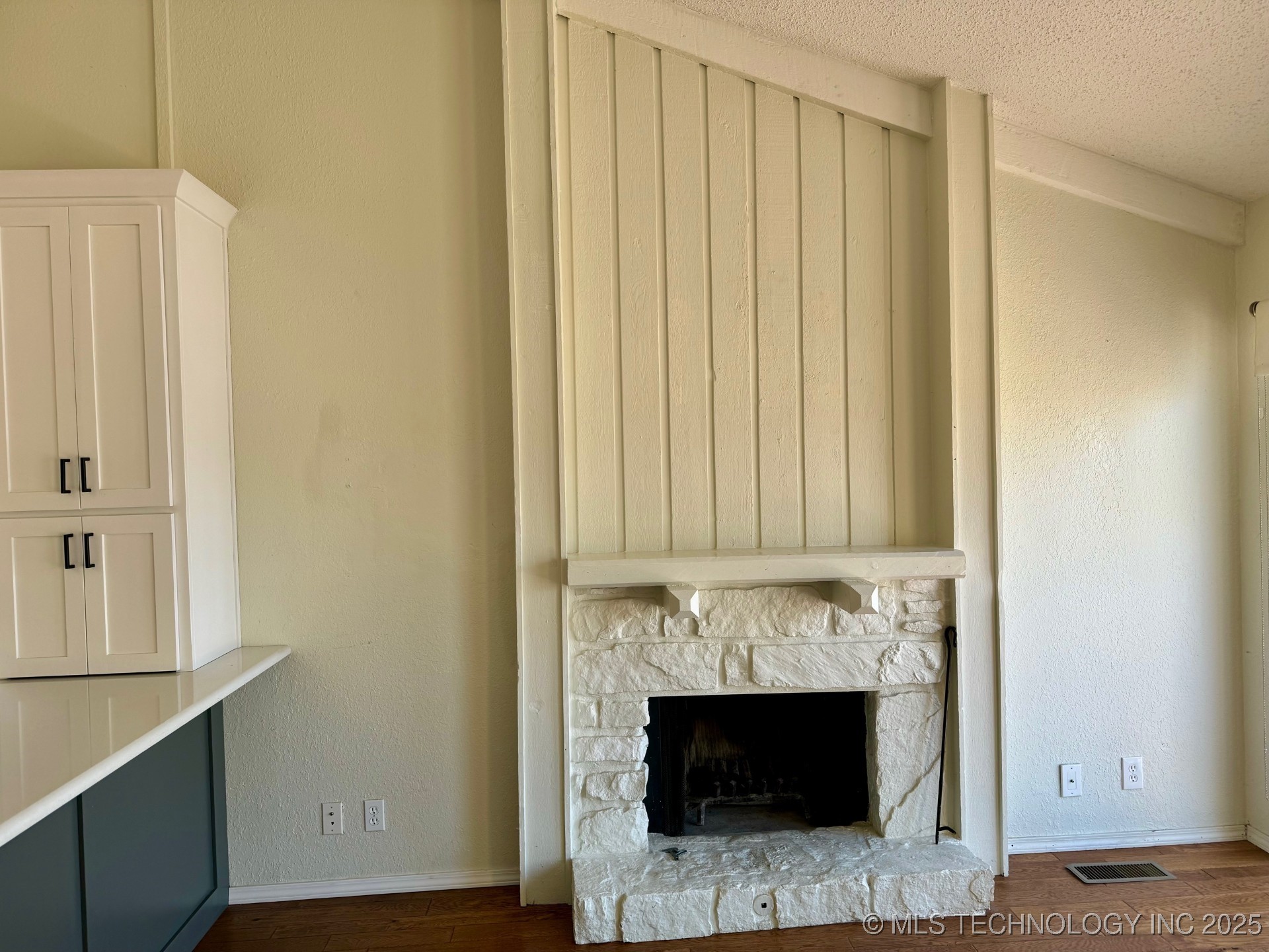 1527 S Riverside Drive 1527 Property Photo 8