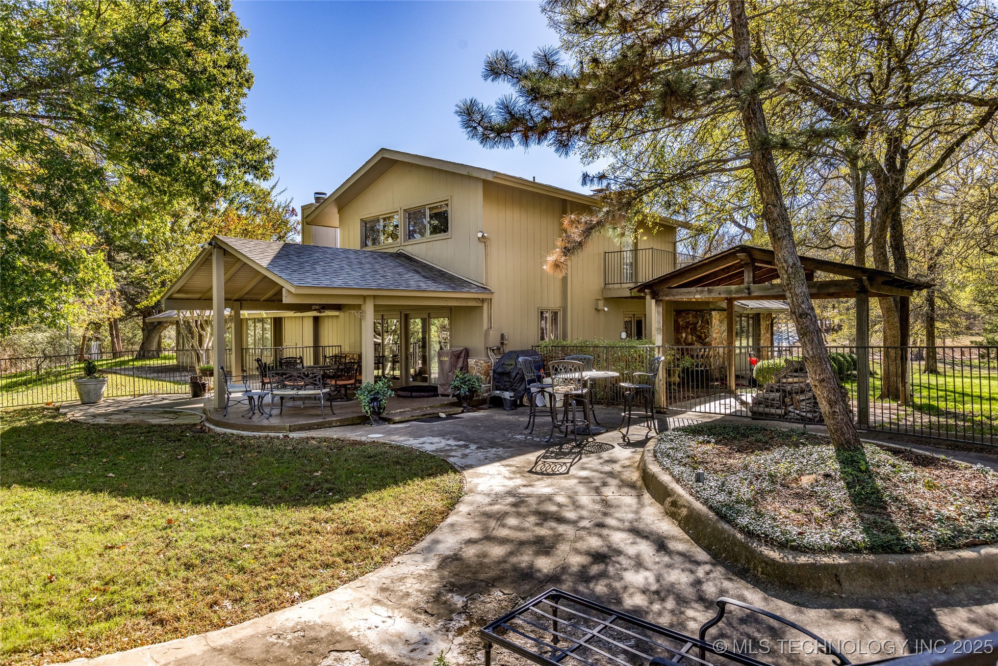 2300 Woodland Springs Drive Property Photo 6