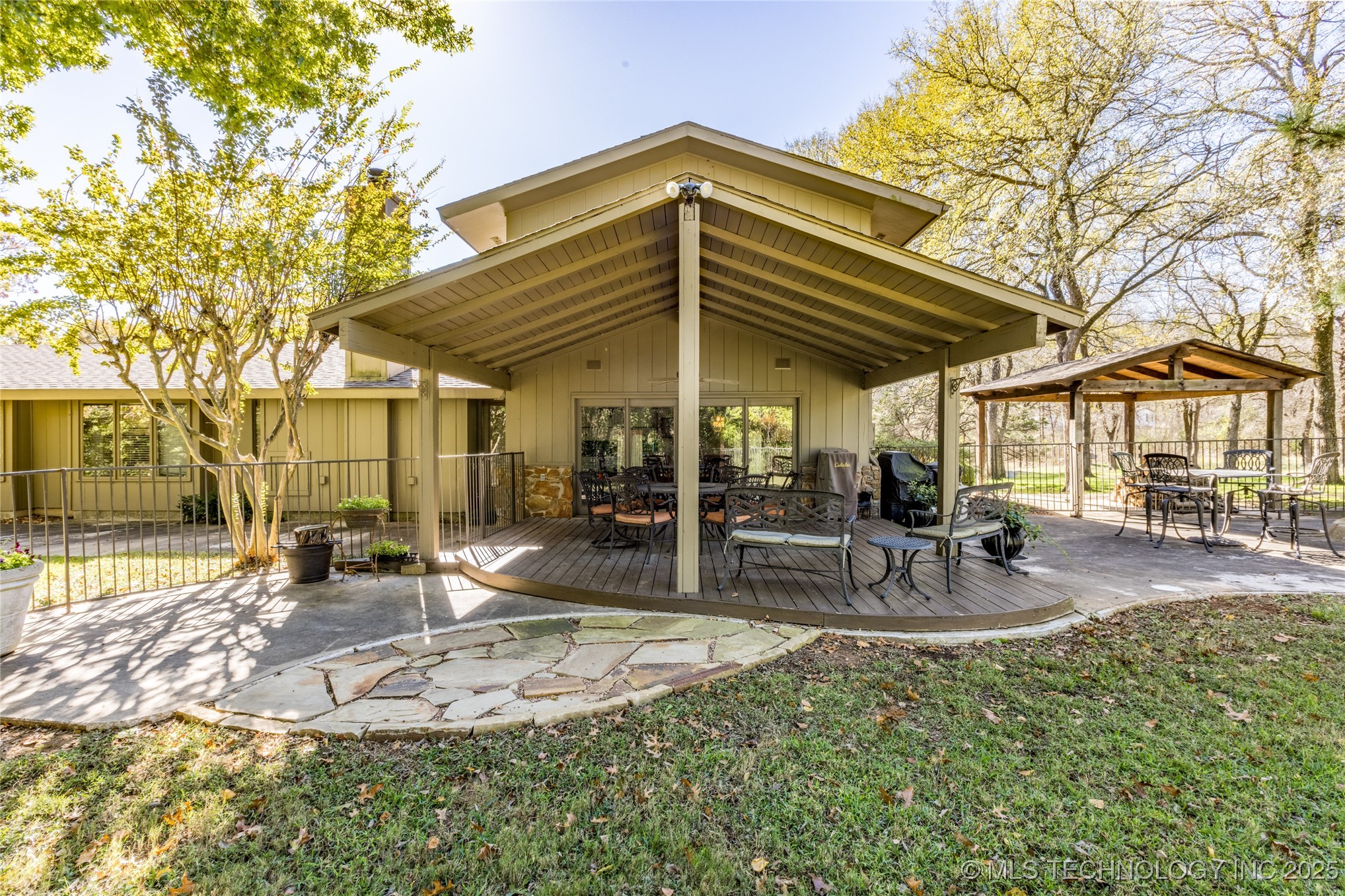 2300 Woodland Springs Drive Property Photo 7