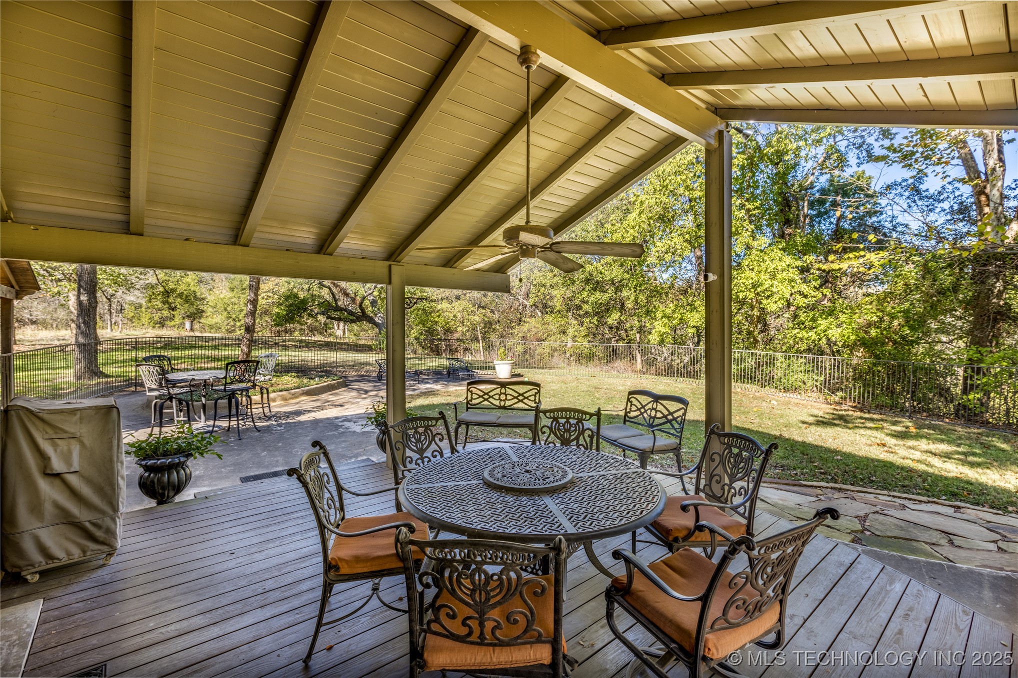 2300 Woodland Springs Drive Property Photo 8