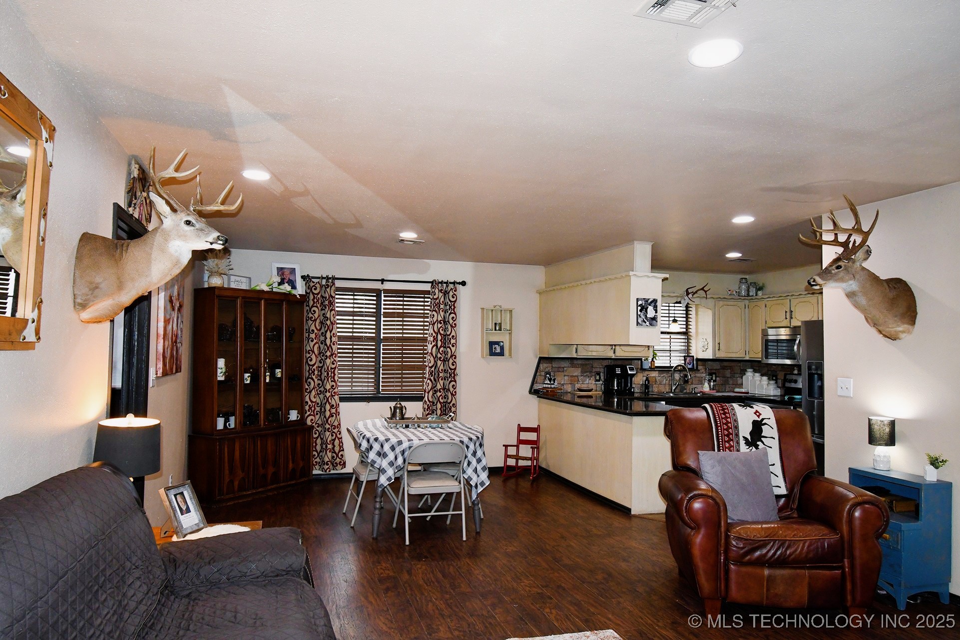112 E 4th Street Property Photo 2