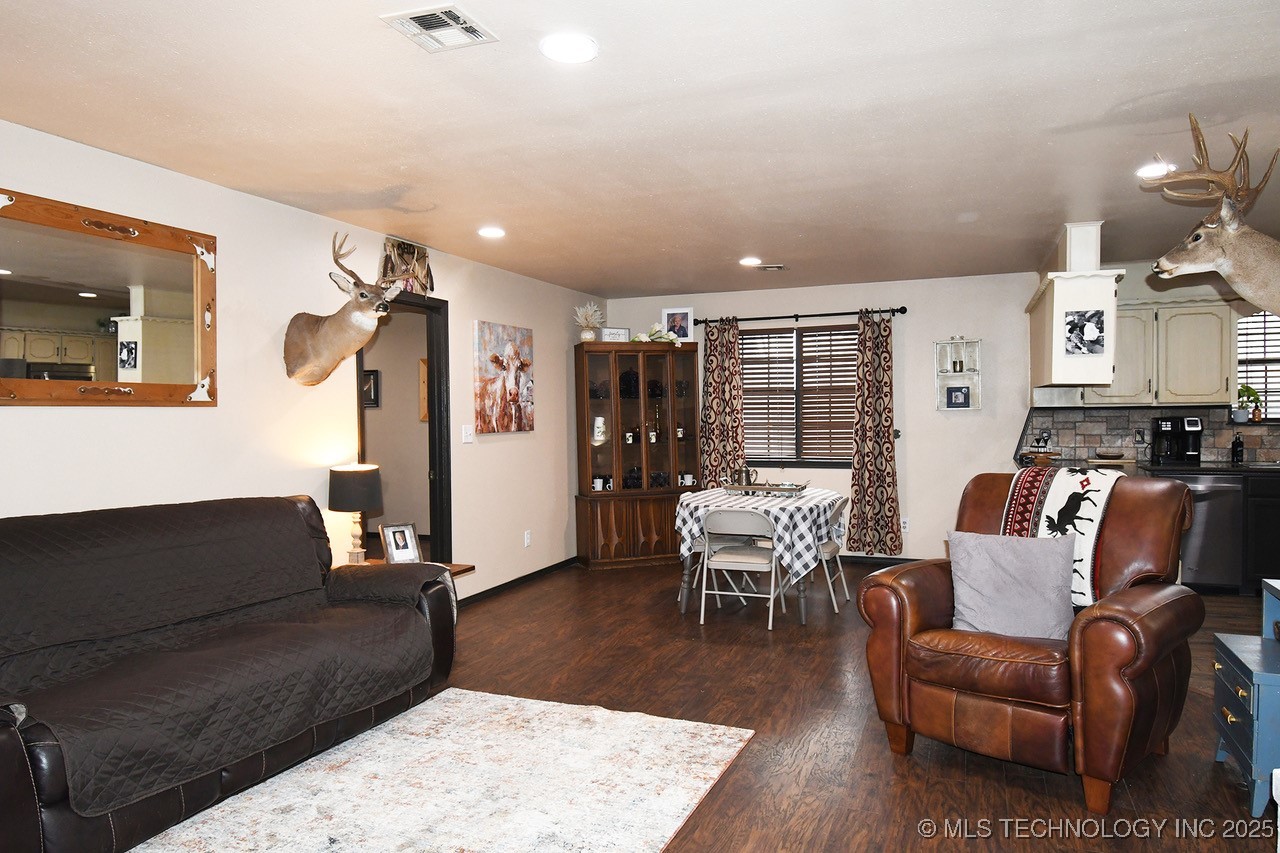 112 E 4th Street Property Photo 8