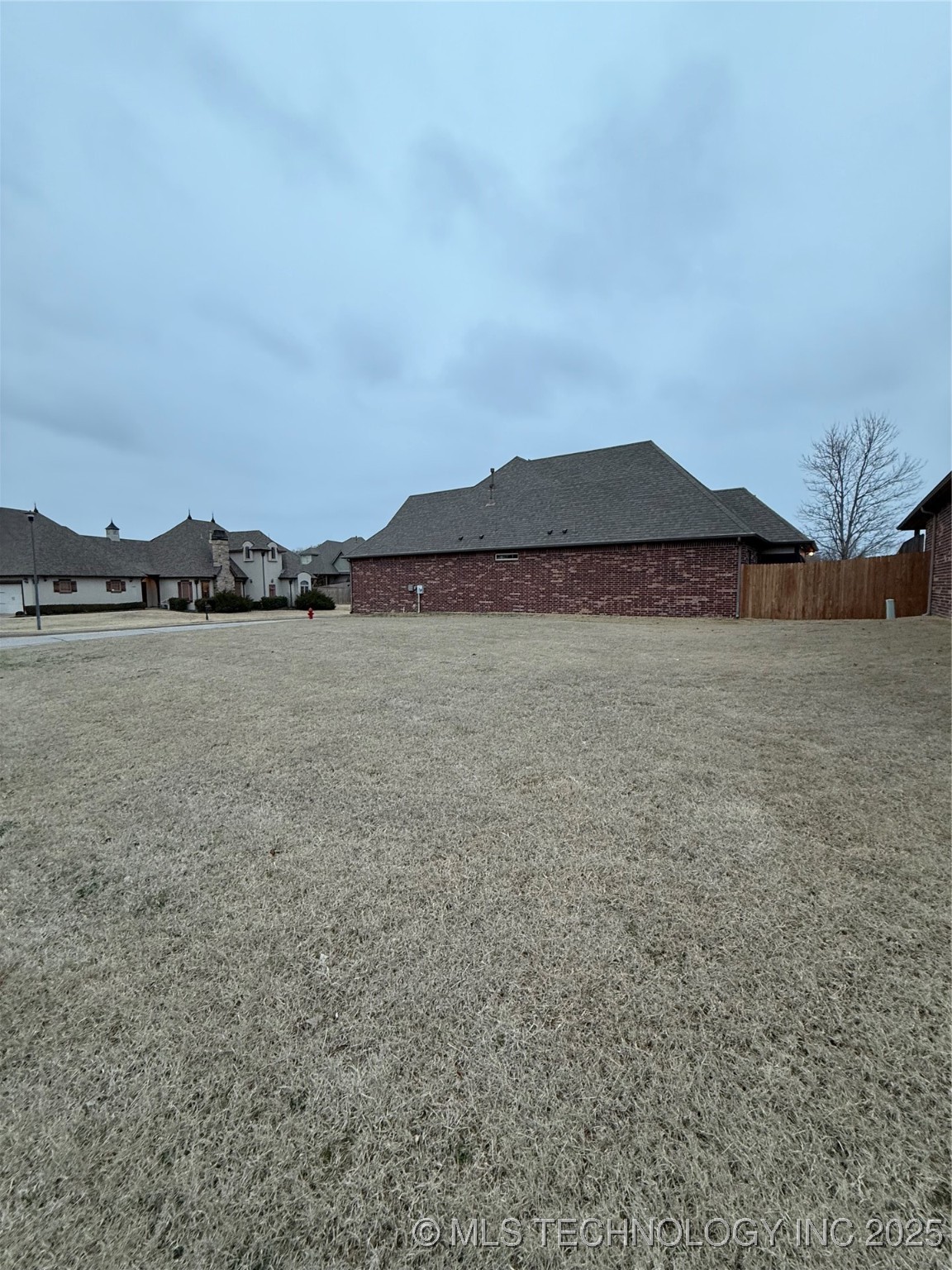 812 W Urbana Street S Property Photo 3