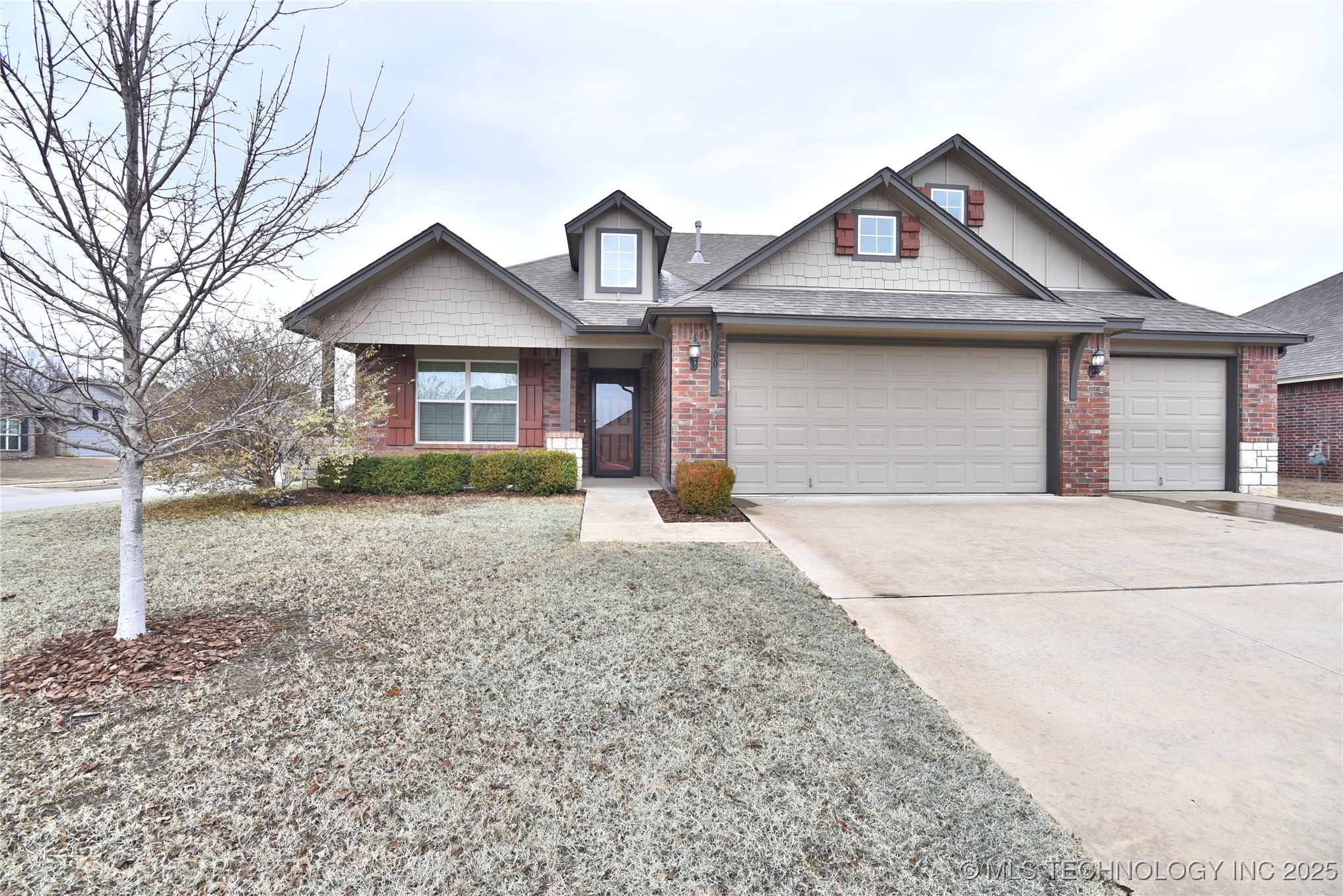 7300 S Magnolia Avenue Property Photo