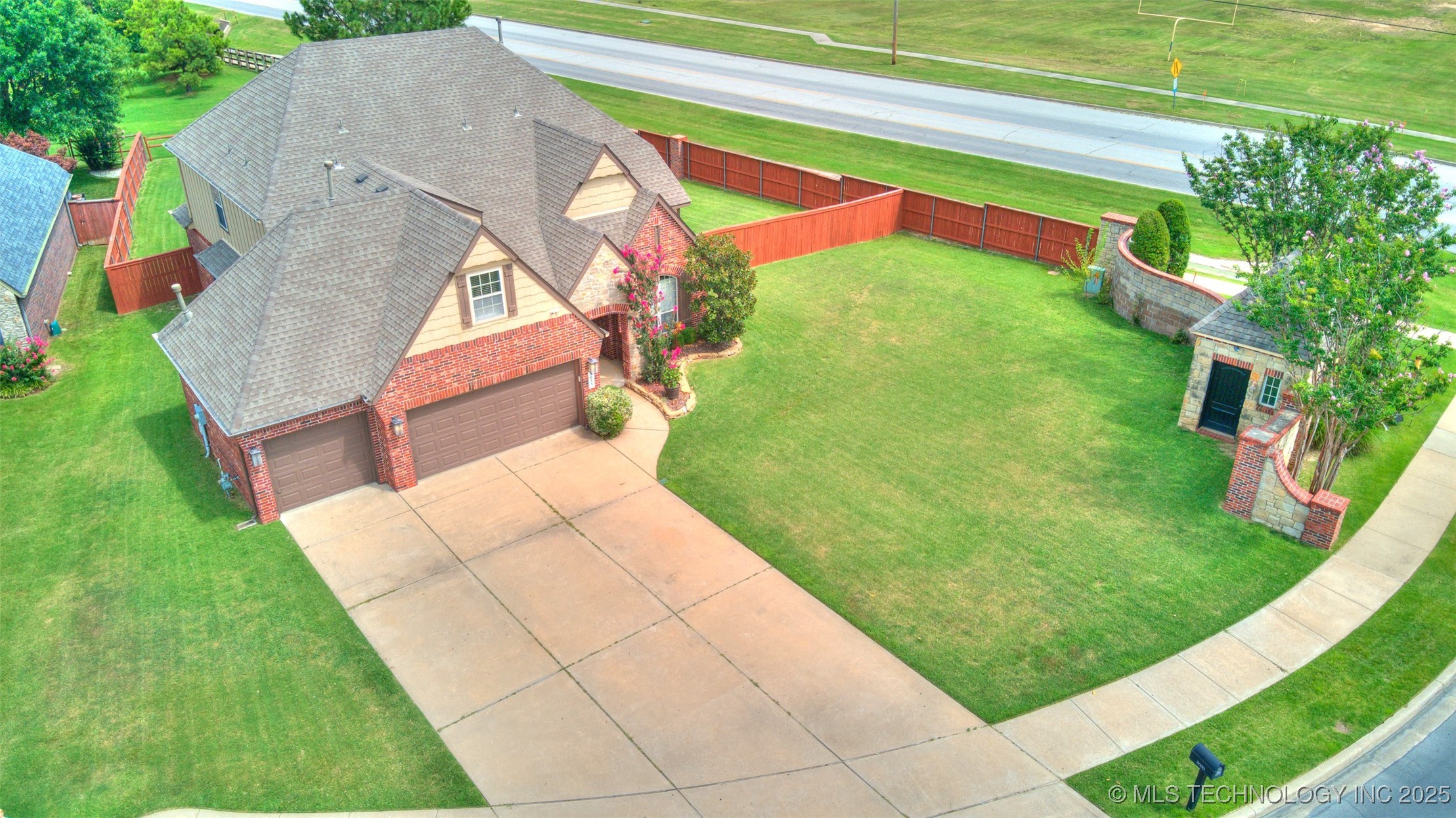 5033 S 165th East Avenue Property Photo 2