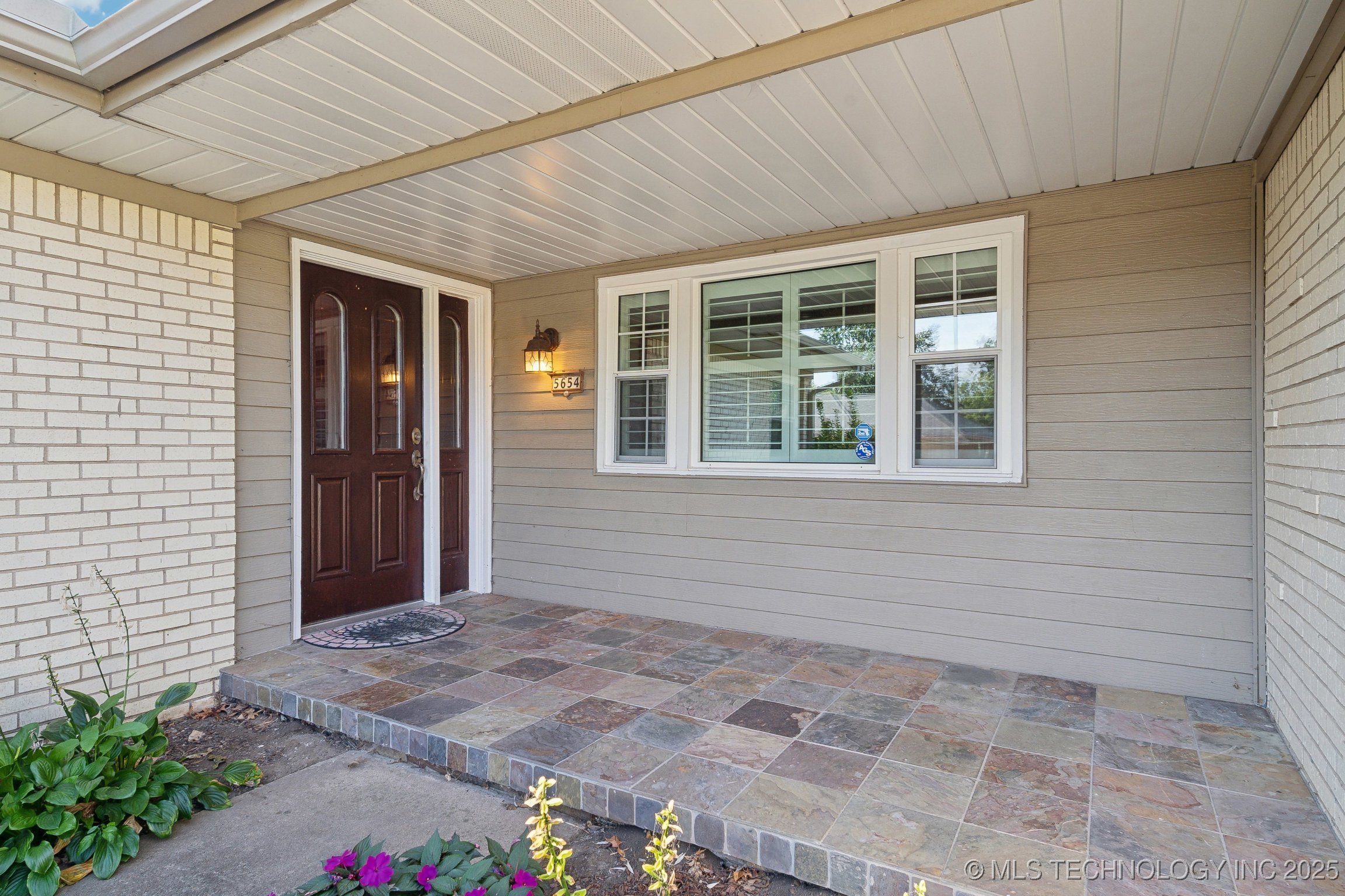 5654 S Marion Avenue Property Photo 4