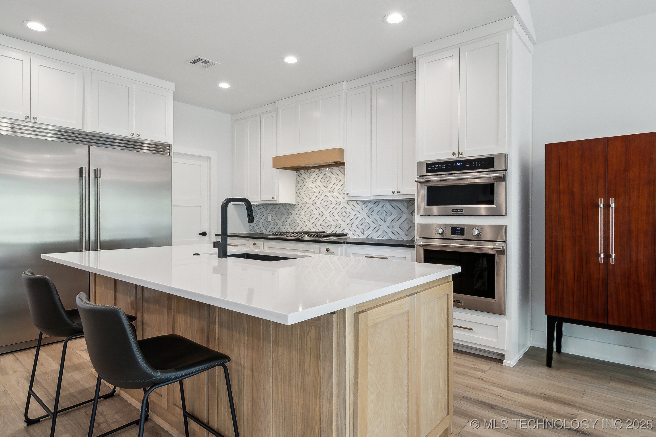 1105 W 86th Street Property Photo 5