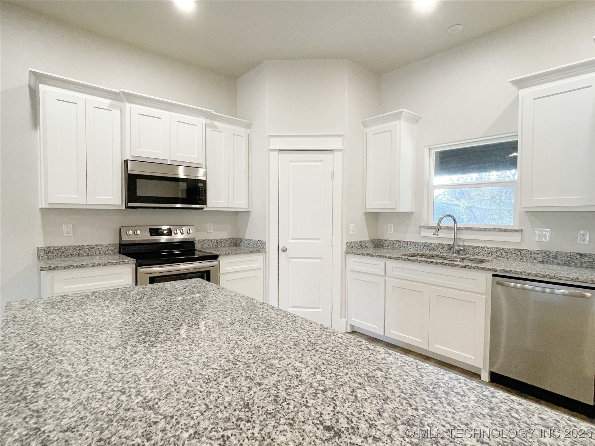 129 Watch Hill Property Photo 4