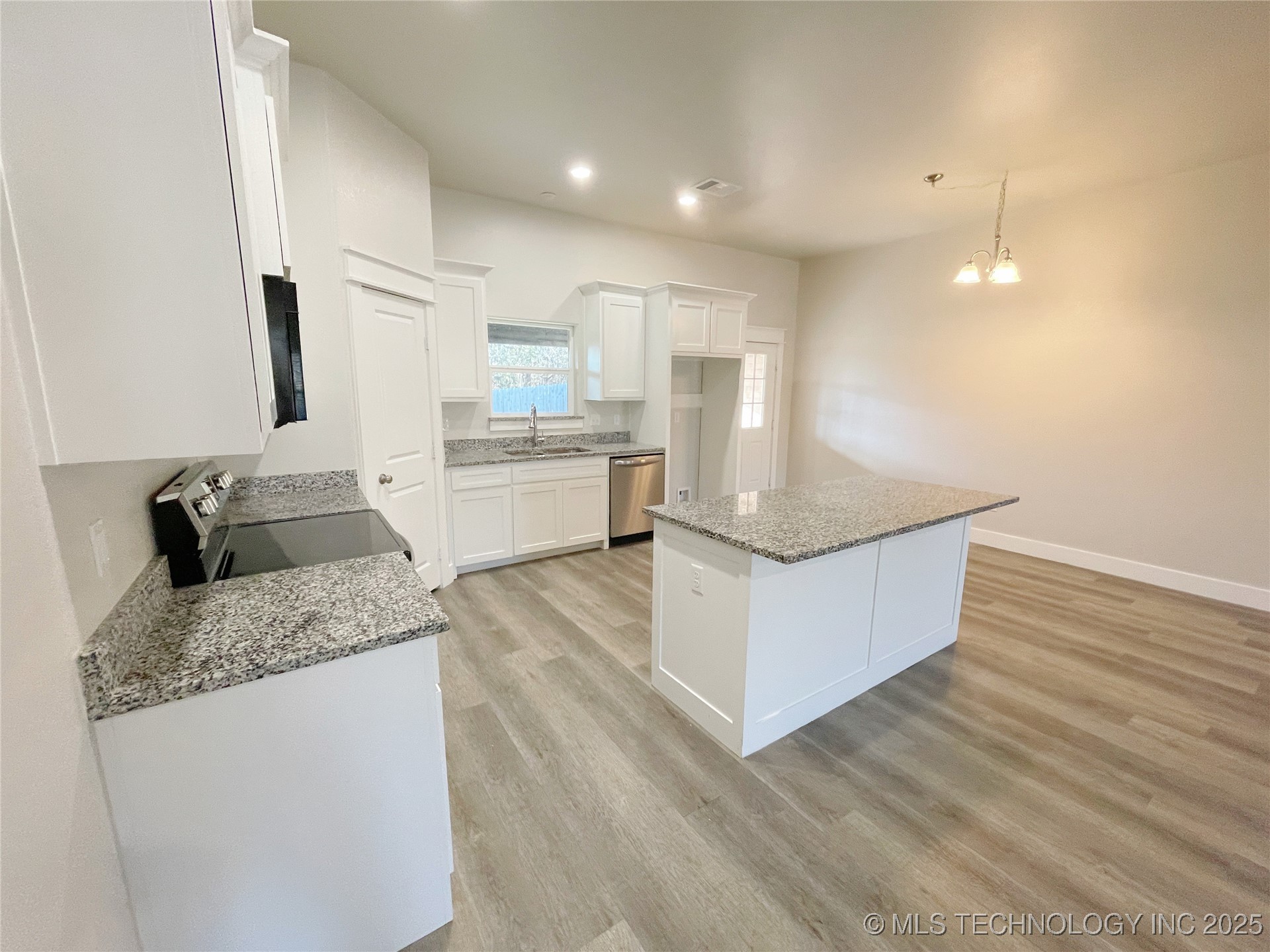 129 Watch Hill Property Photo 6