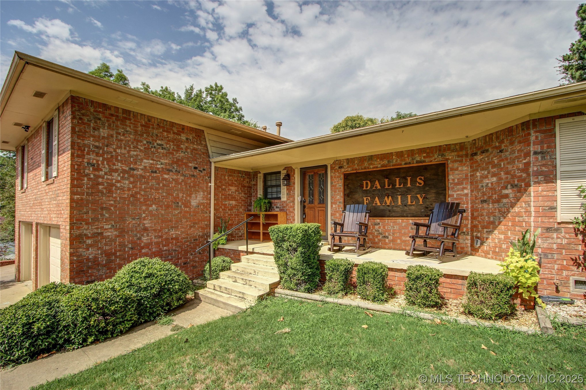 441 Crestwood Drive Property Photo 3