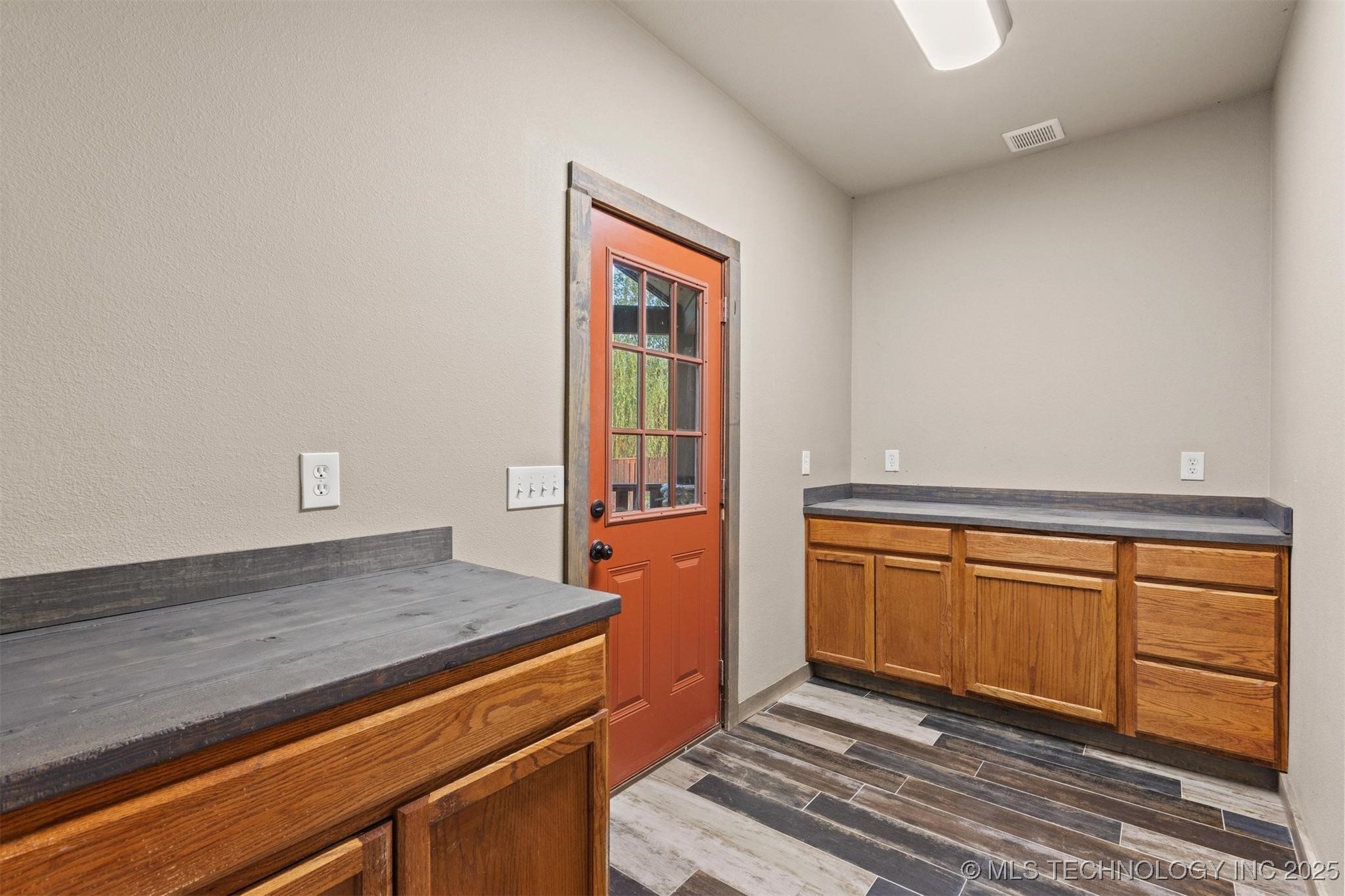 190 Lakeshore Property Photo 44