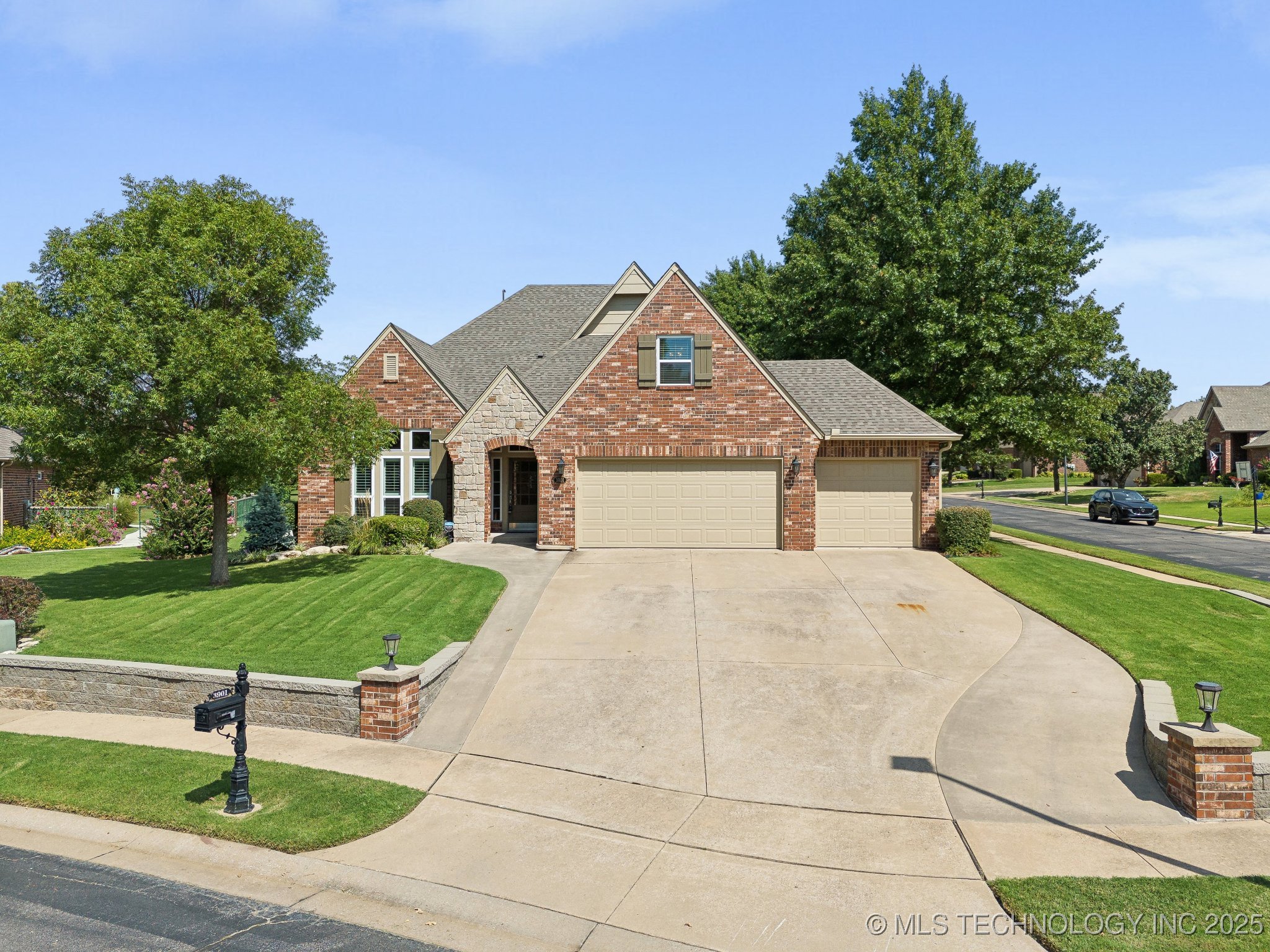 3901 N Lions Avenue Property Photo 1