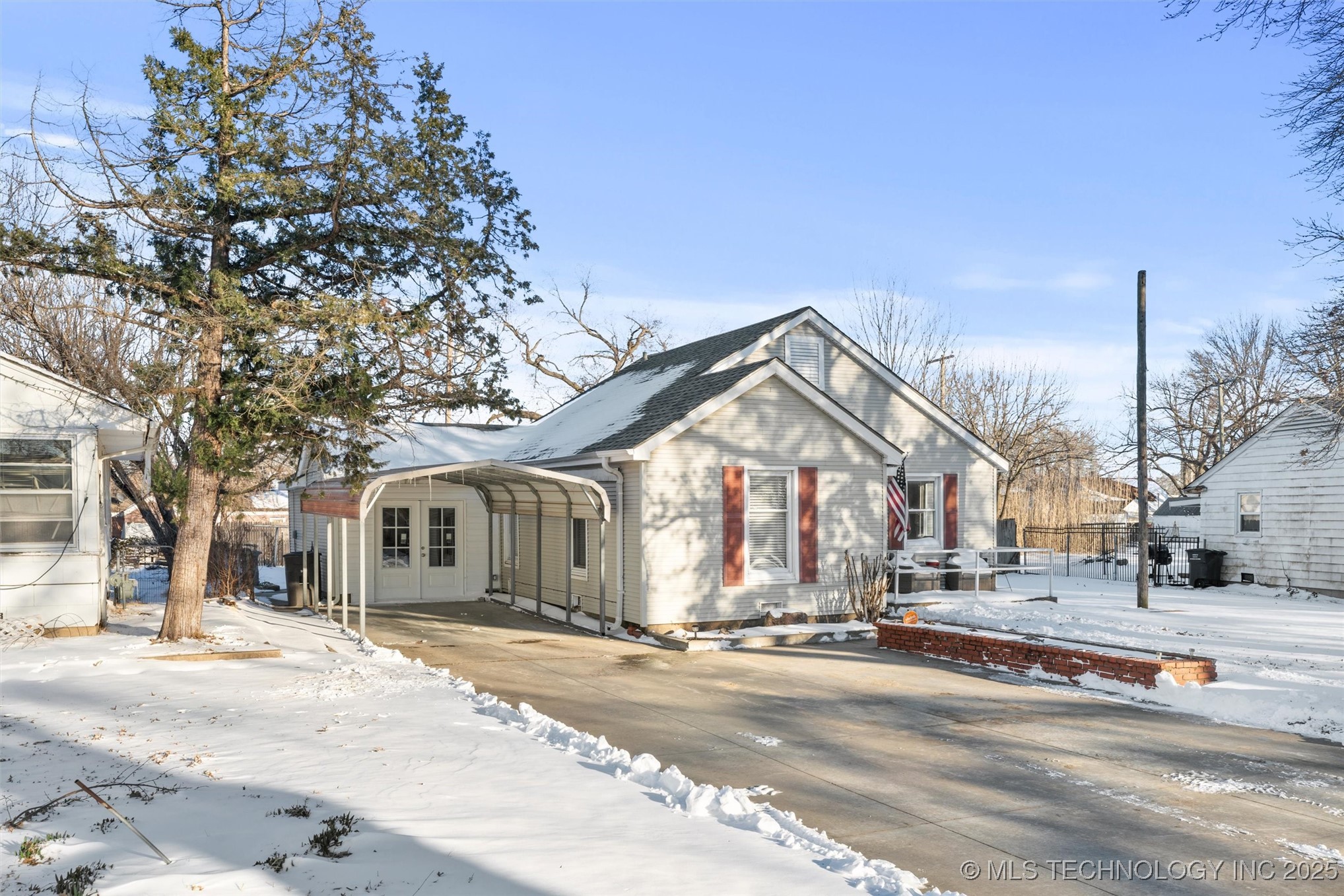 1442 S Hickory Avenue Property Photo