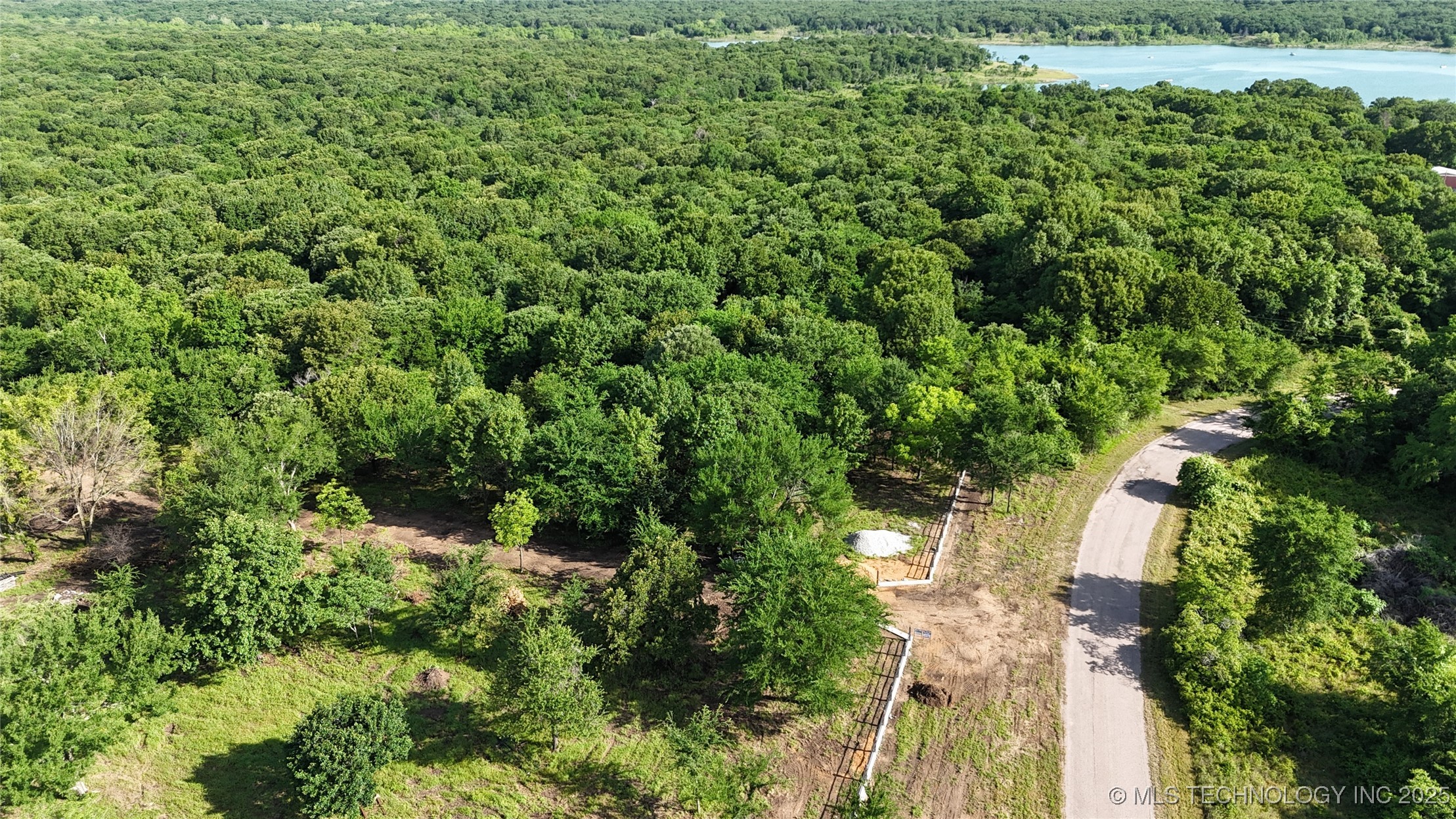 001 Lovers Lane Property Photo 4