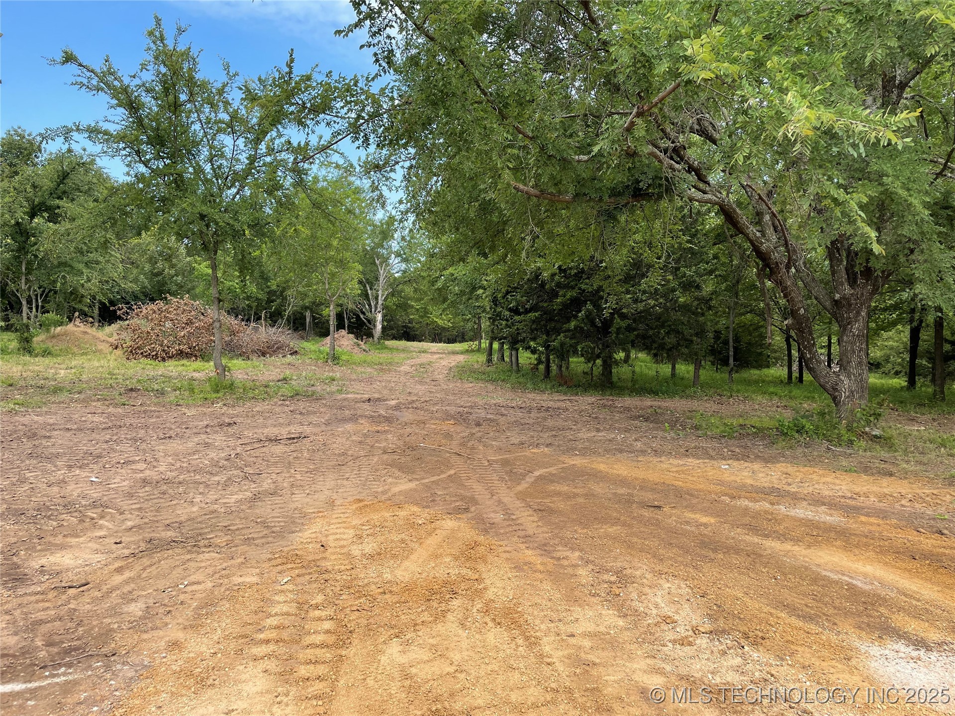 001 Lovers Lane Property Photo 8