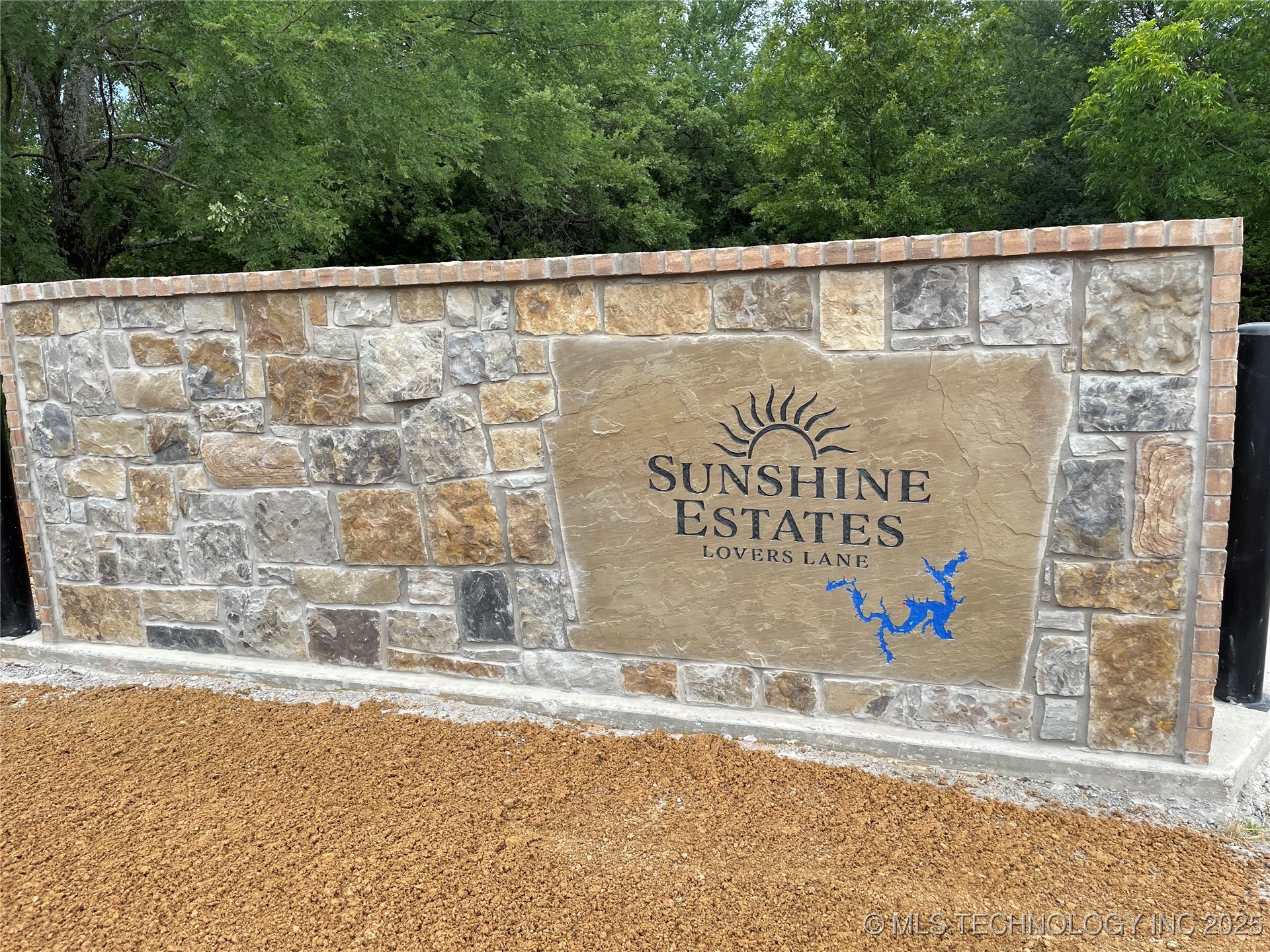 001 Lovers Lane Property Photo 12