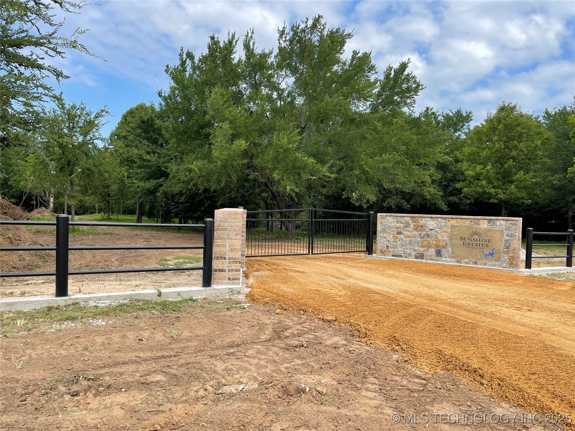001 Lovers Lane Property Photo 15