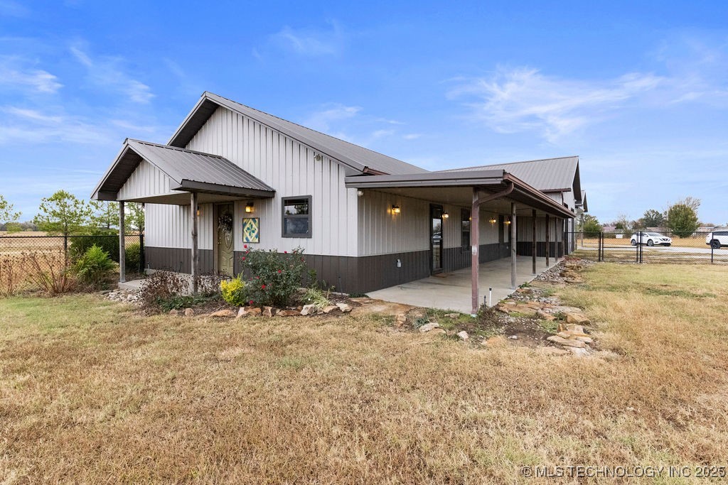 438929 E 230 Road Property Photo 2