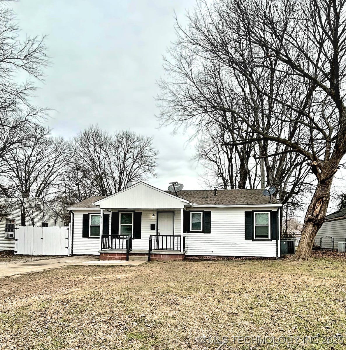 5721 E 4th Street Property Photo