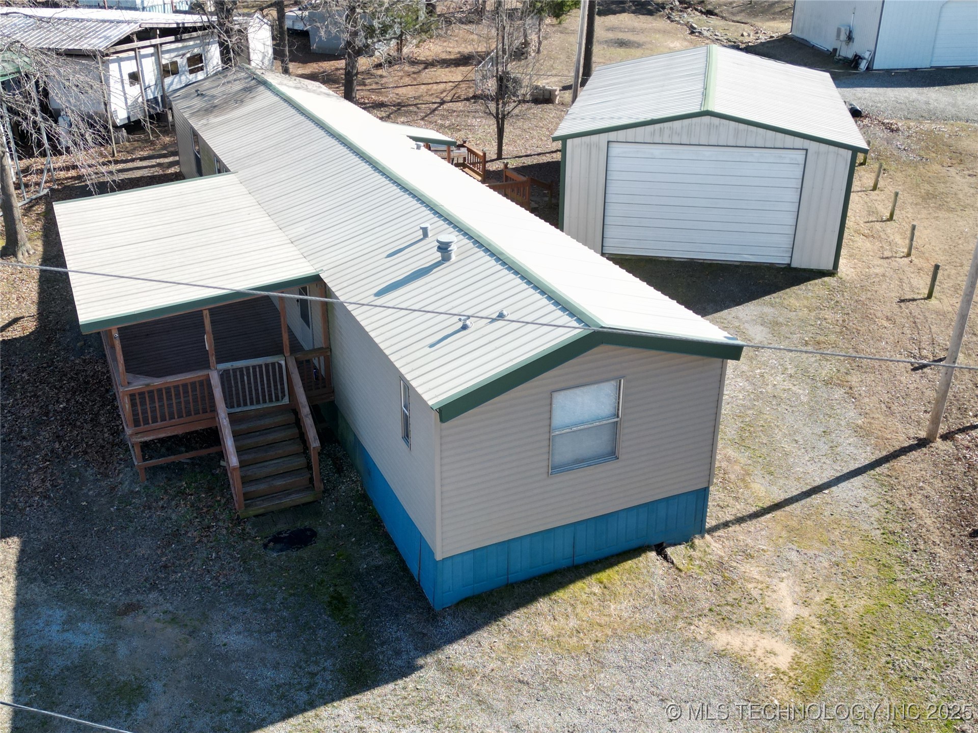 427516 E 1144 Road Property Photo 2