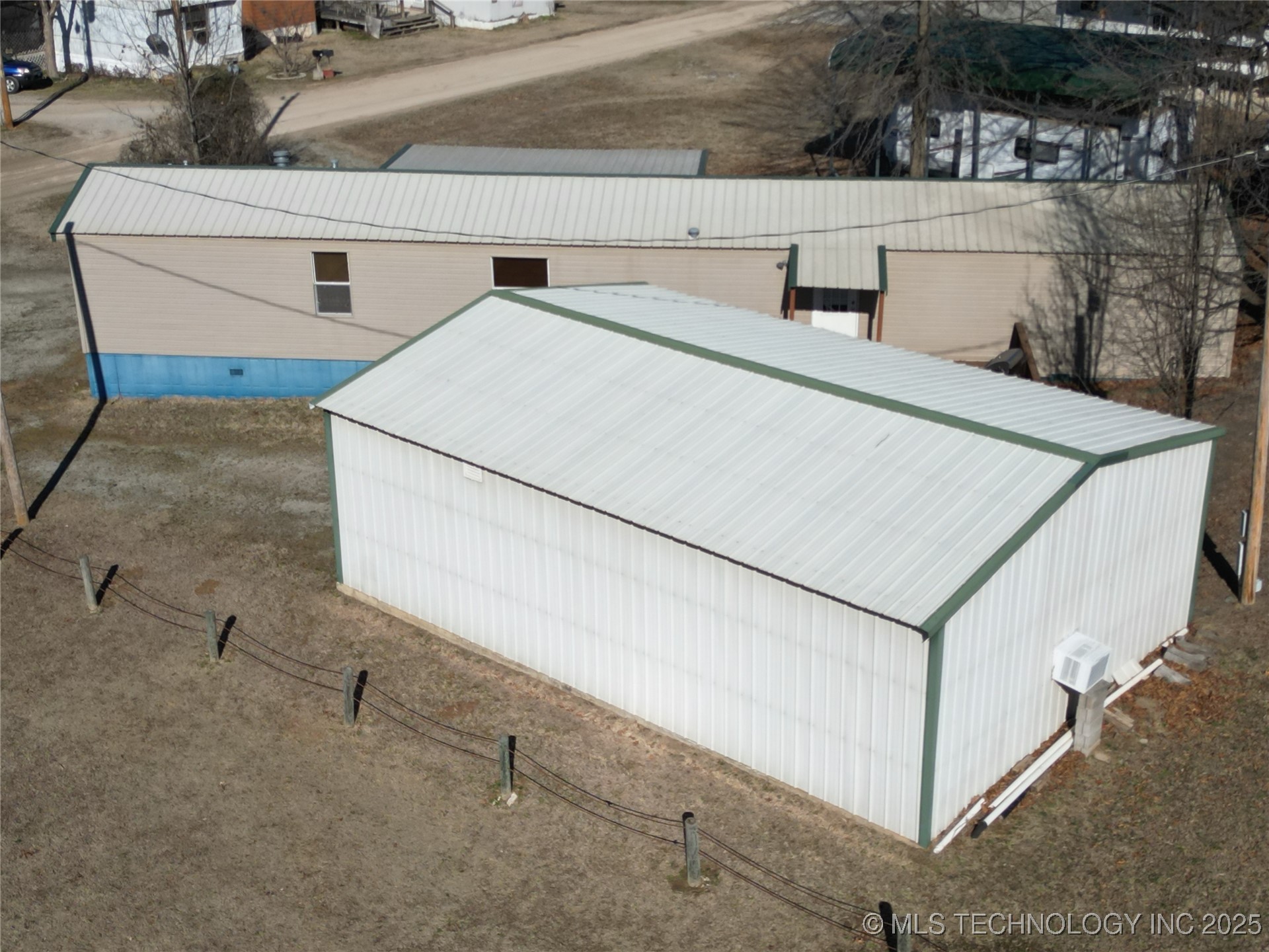 427516 E 1144 Road Property Photo 4