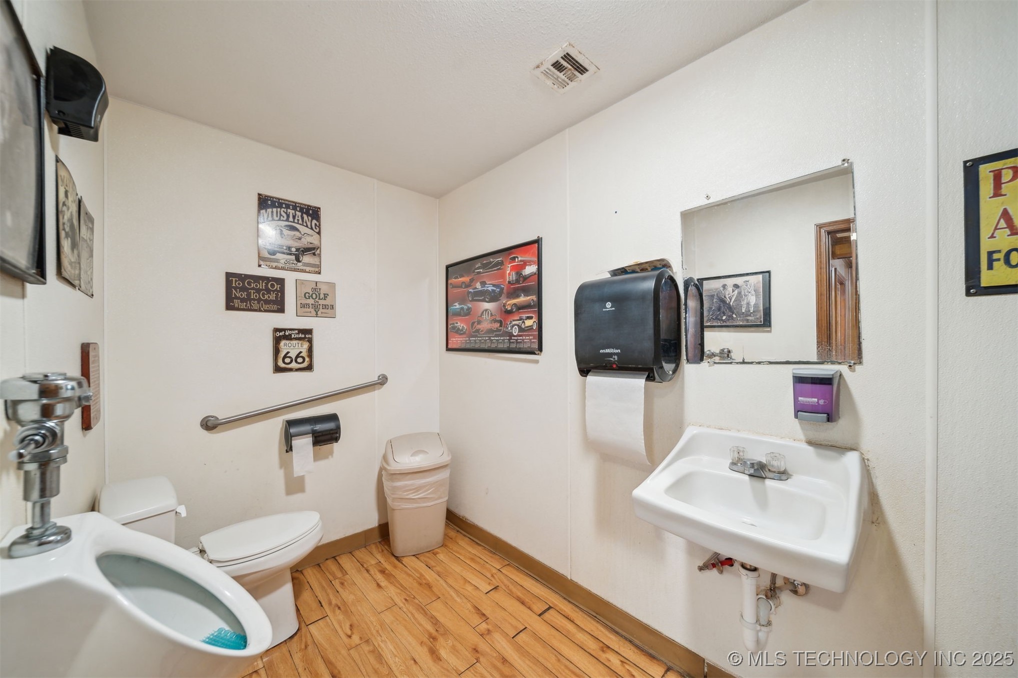 319 E Illinois Avenue Property Photo 23