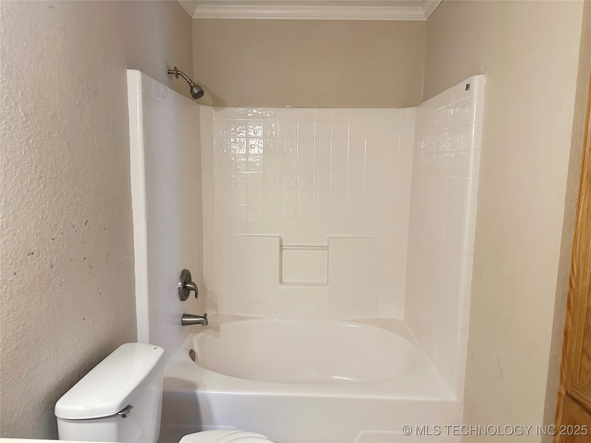 220 W Taylor Property Photo 12