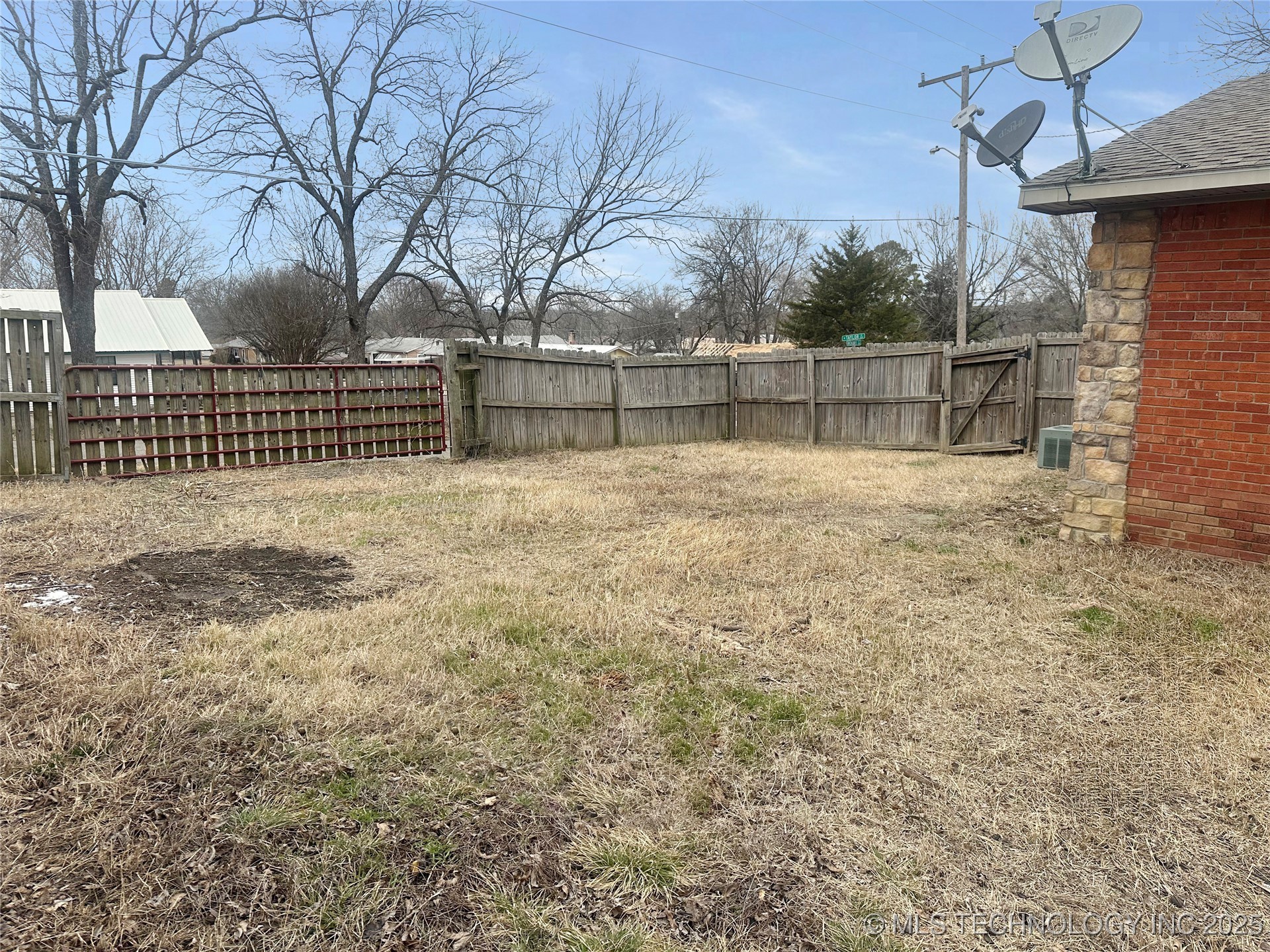 220 W Taylor Property Photo 18