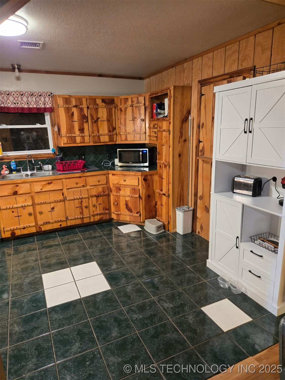 16100 Ash Road Property Photo 9
