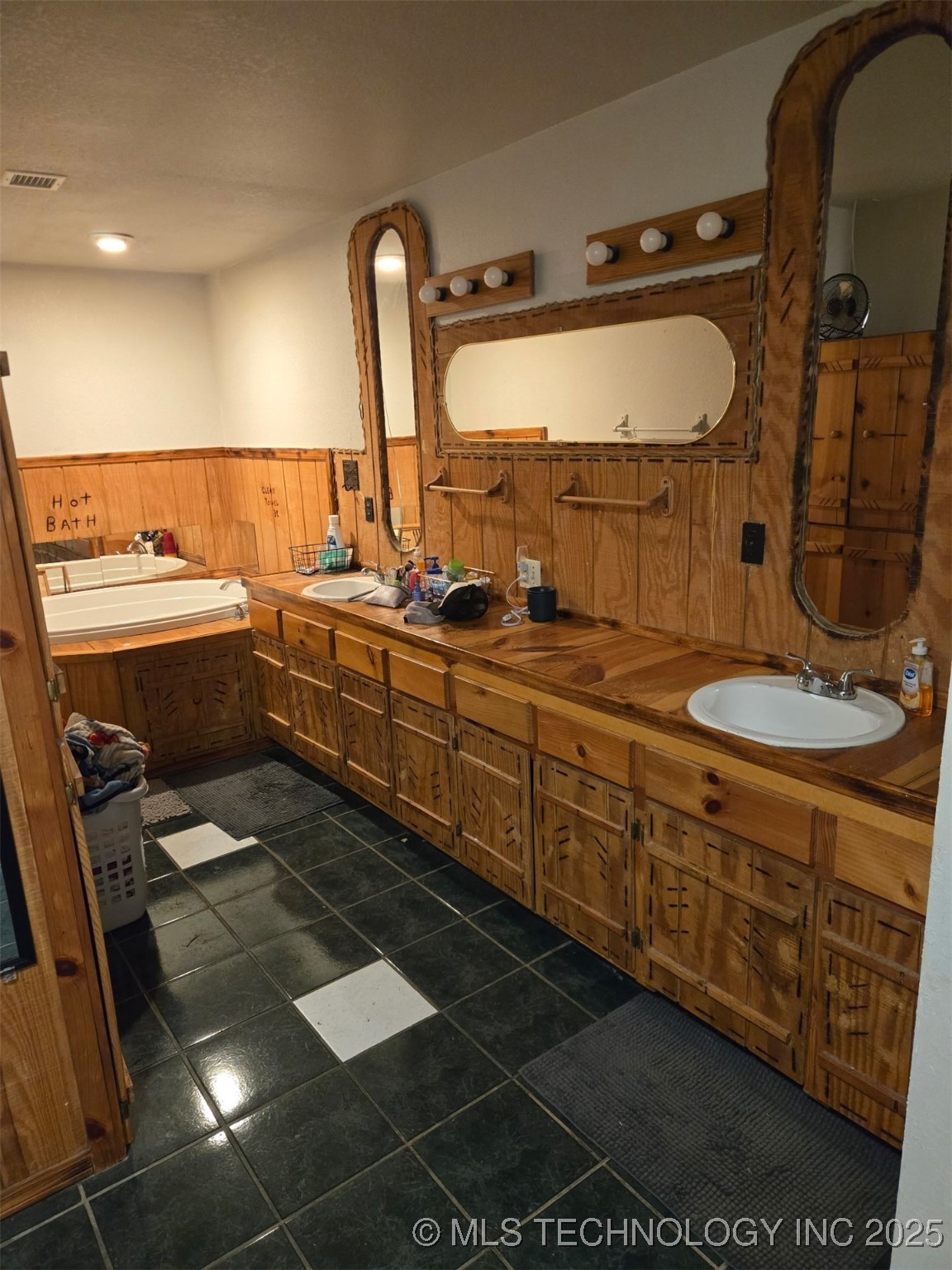 16100 Ash Road Property Photo 11