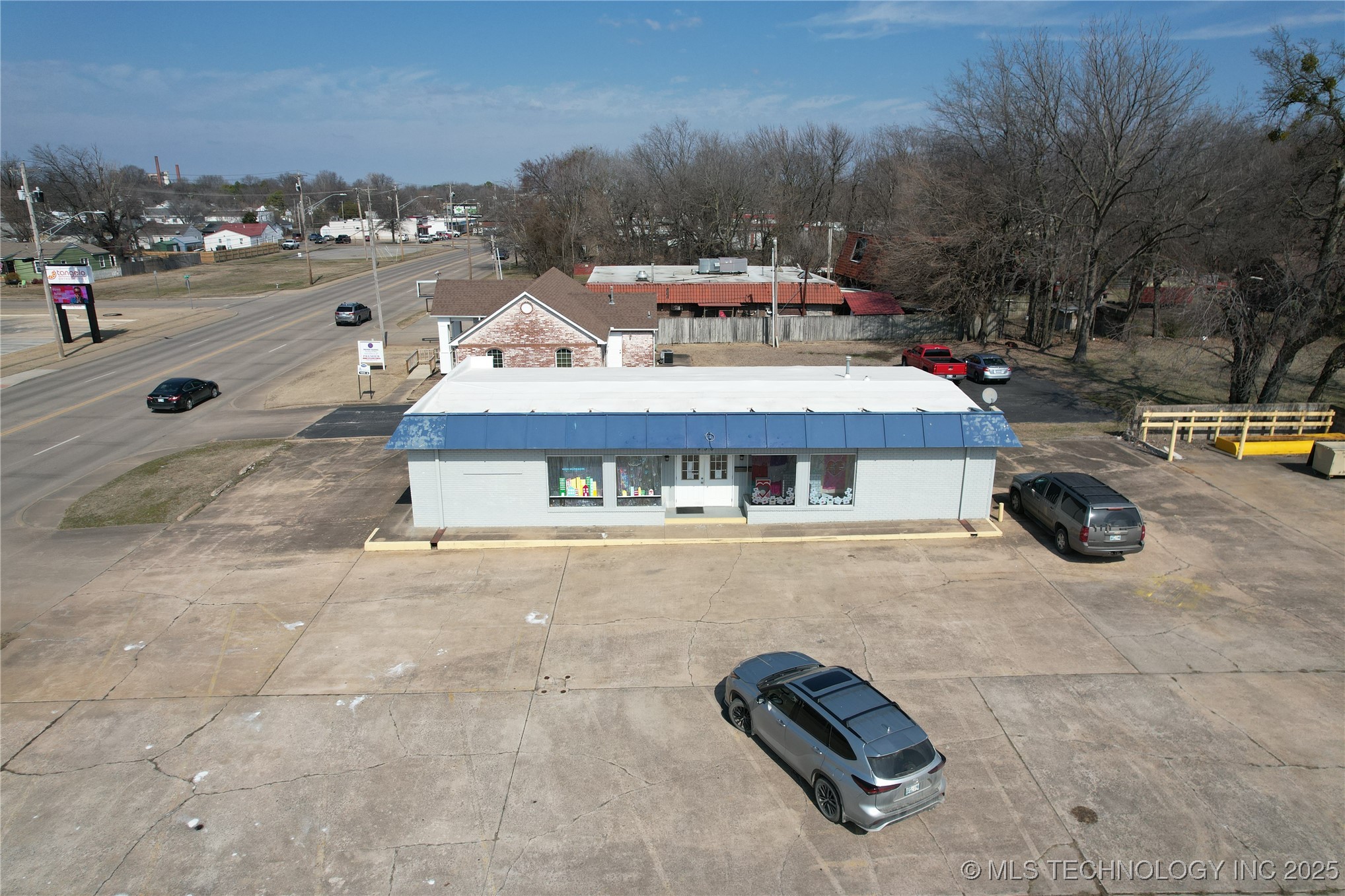 950 N York Property Photo 11