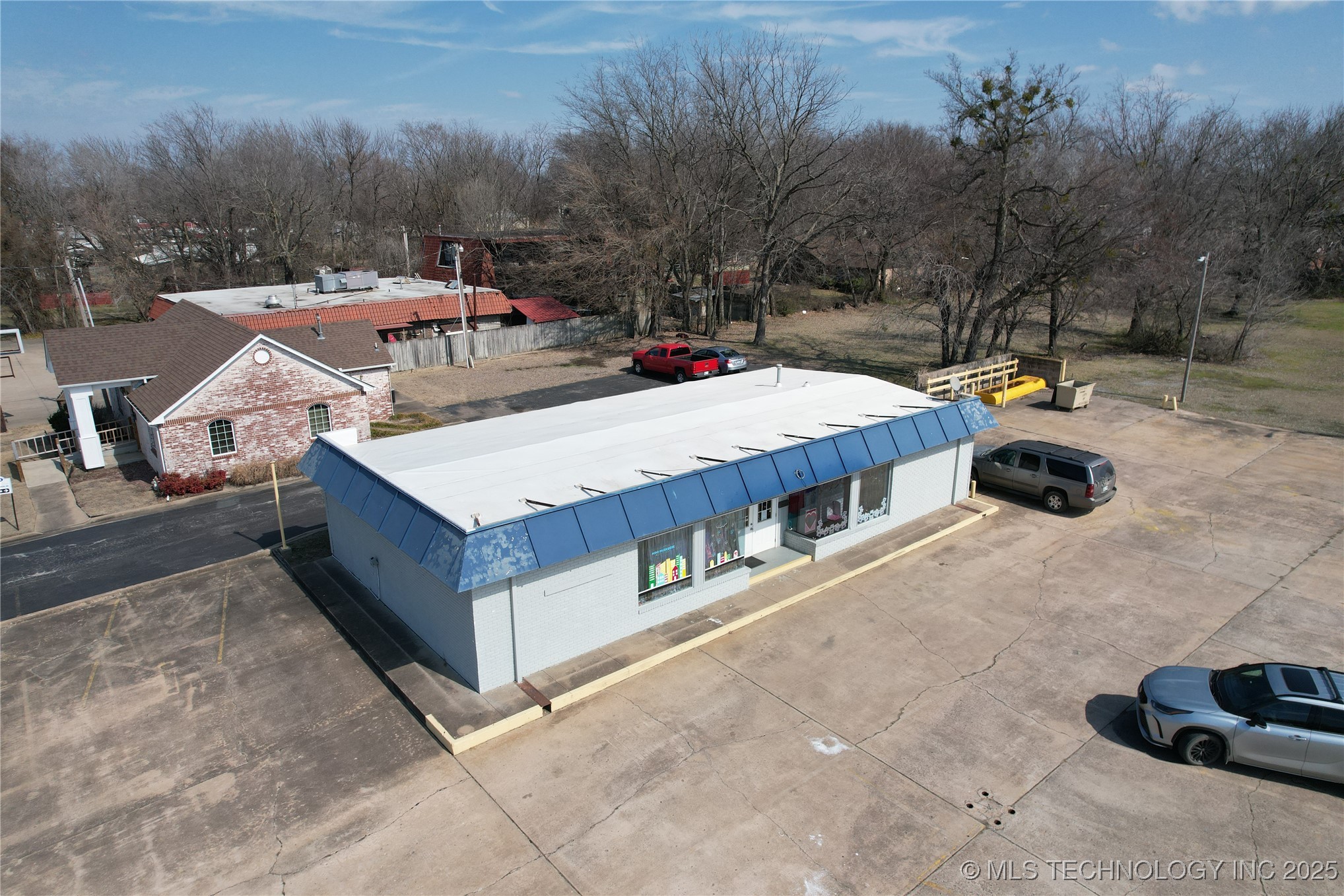950 N York Street Property Photo 3