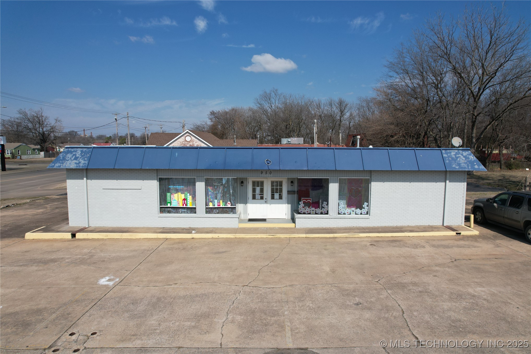950 N York Street Property Photo 6