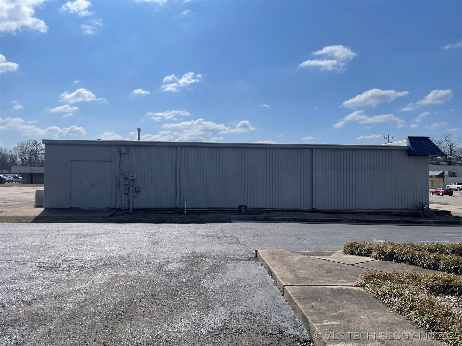 950 N York Street Property Photo 11