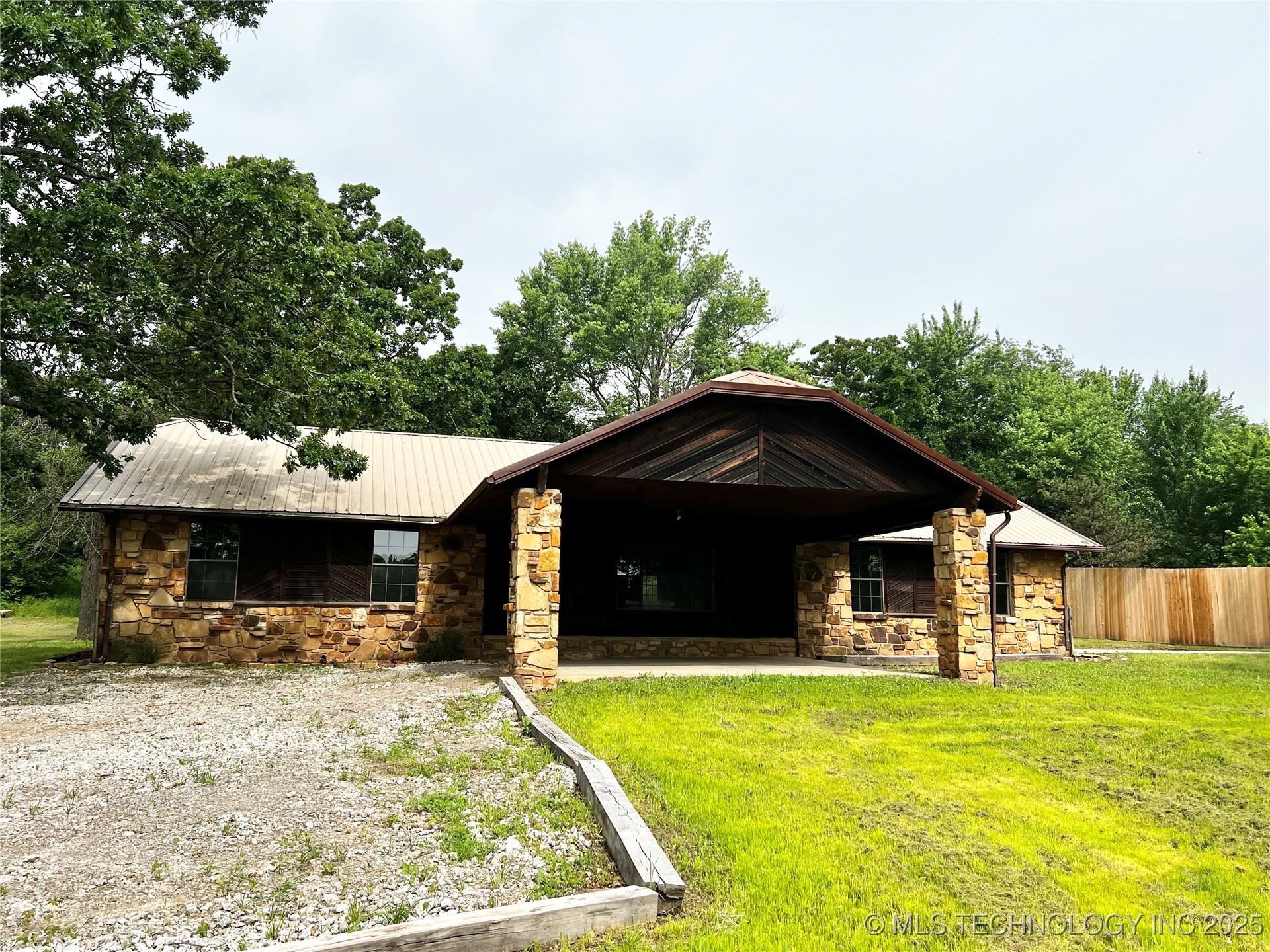 16306 N Javine Hill Road Property Photo 3