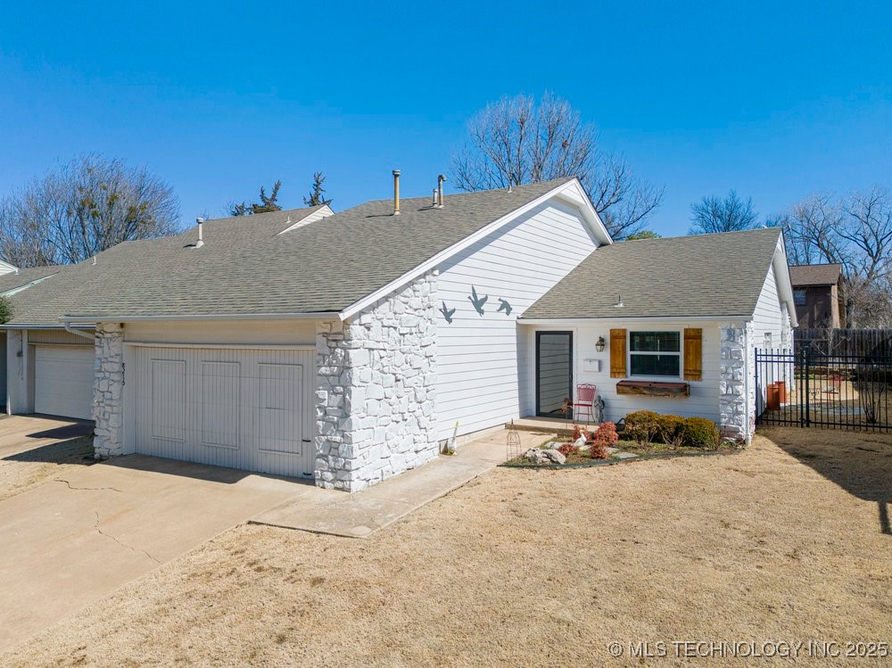 8215 S Jamestown Avenue Property Photo