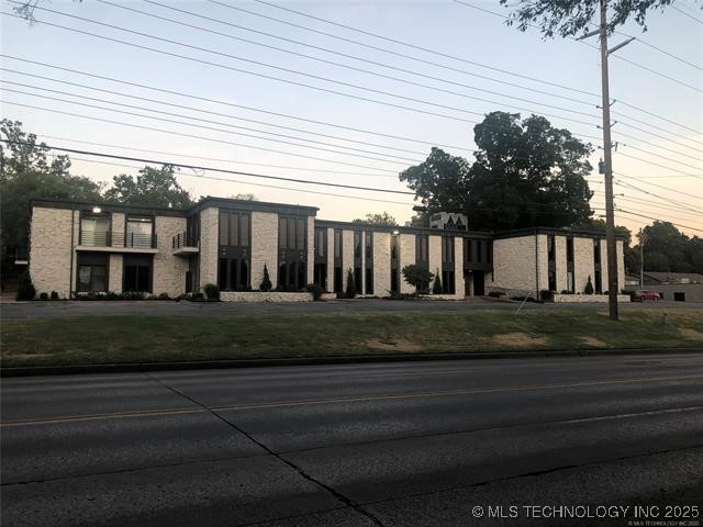 5537 S Lewis Avenue Property Photo 1